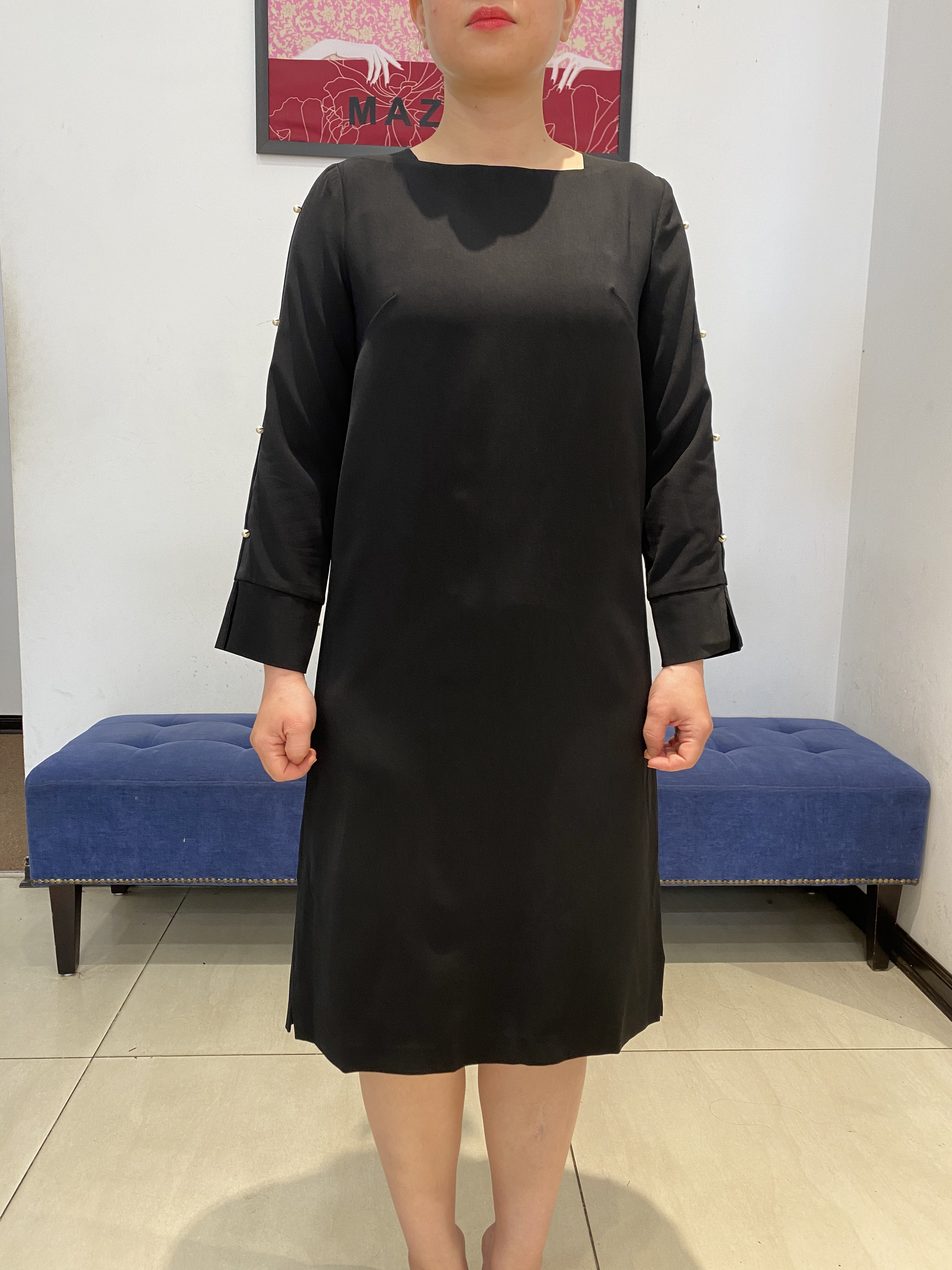 Váy đen cổ vuông tay dài đính hạt trai