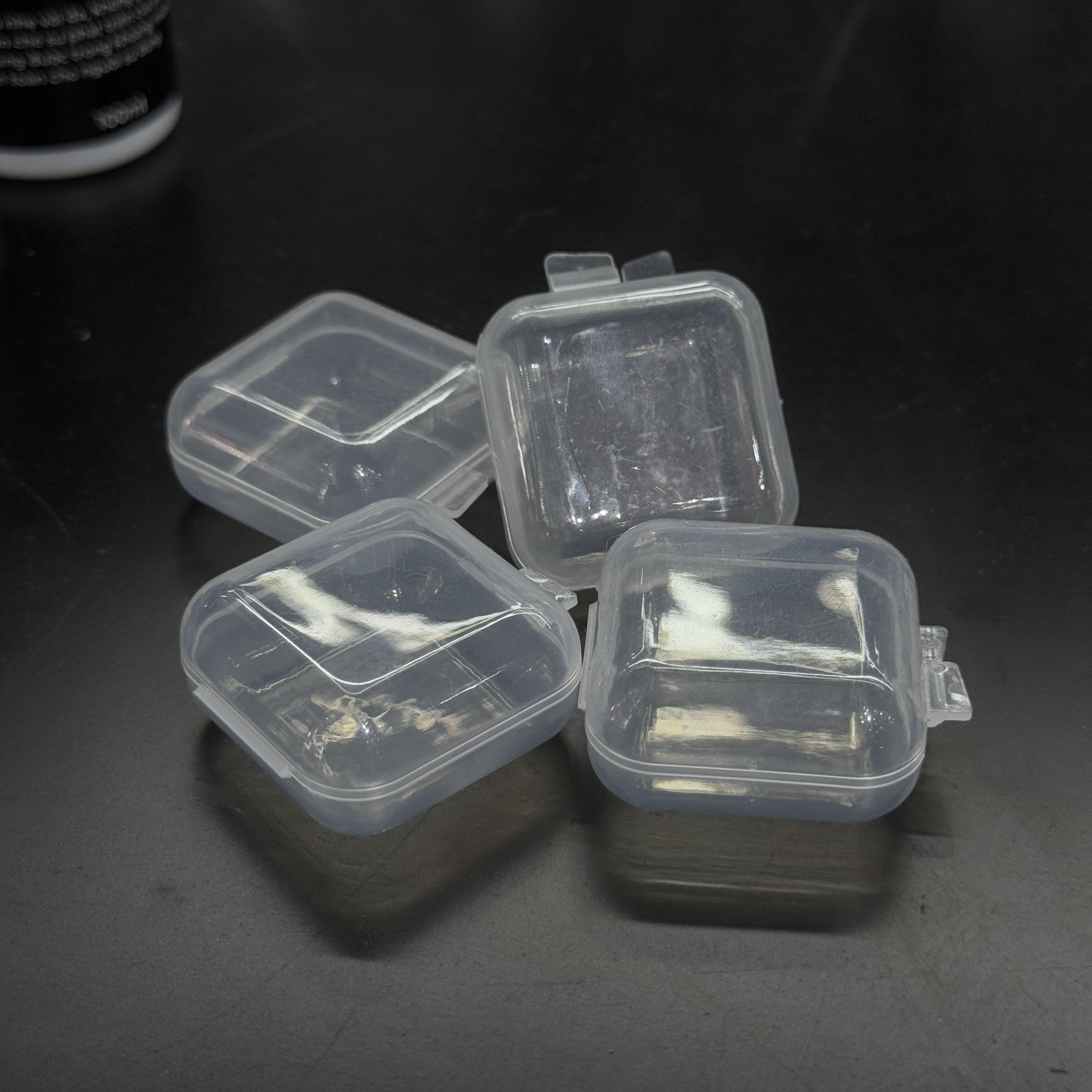 Hộp đựng khuyên nhựa.