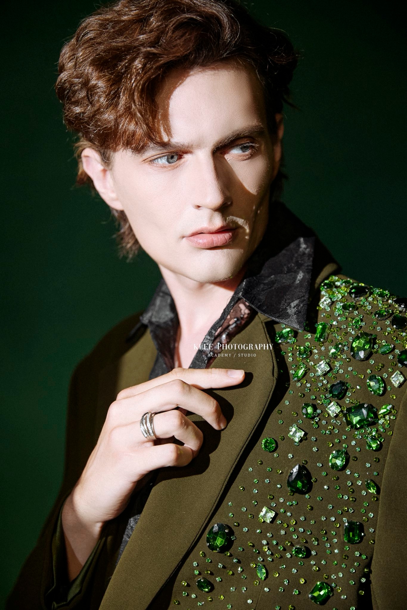 Suit xanh rêu đính đá – Lịch lãm & nghệ thuật