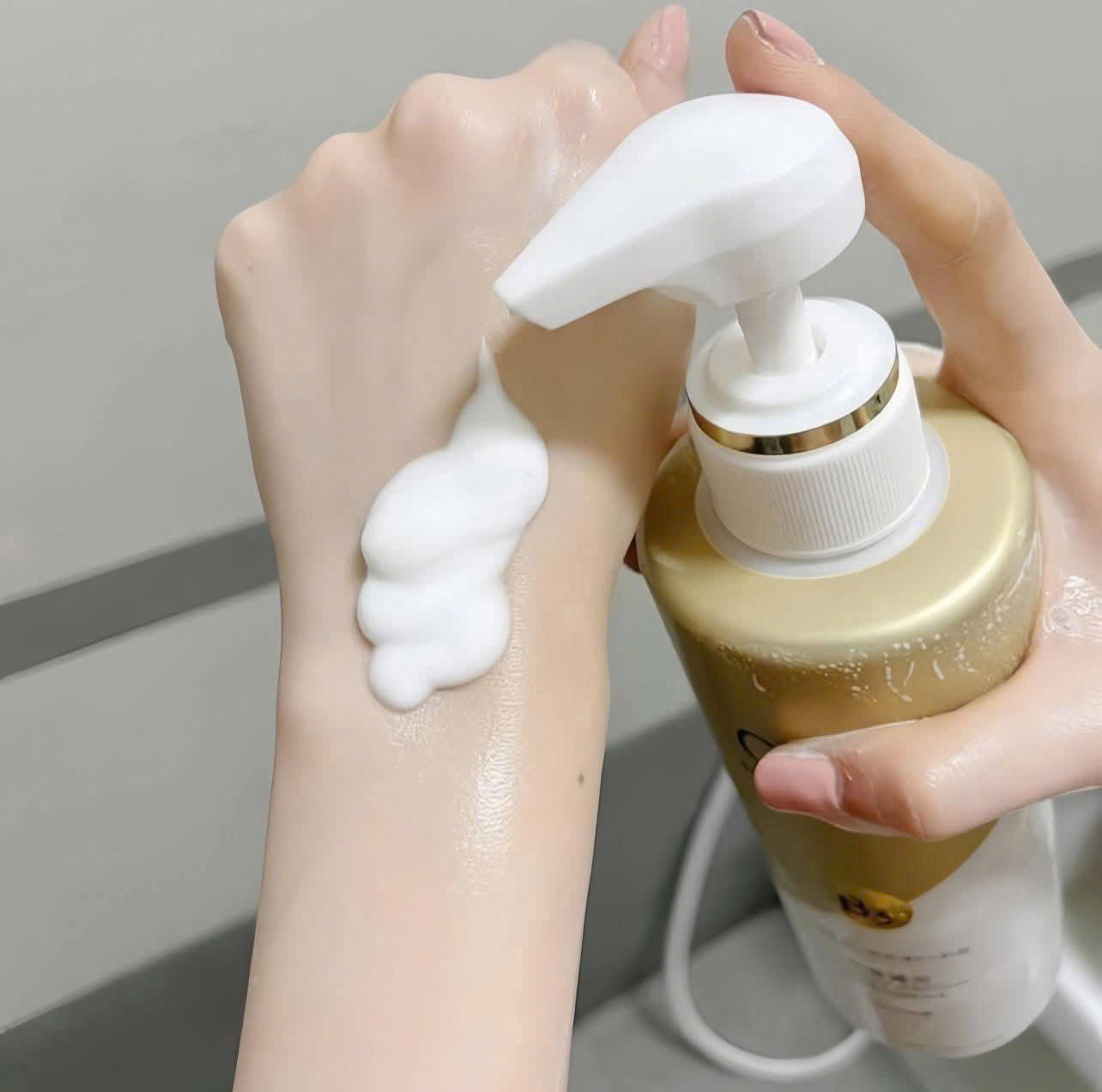 HM113 Sữa tắm Olay B3+ vitaminc kèm tuýt dưỡng thể mini