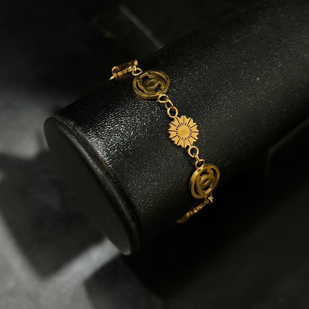 vòng tay titan vàng charm Celin tròn dẹt mix mặt trời_thumbnail_2