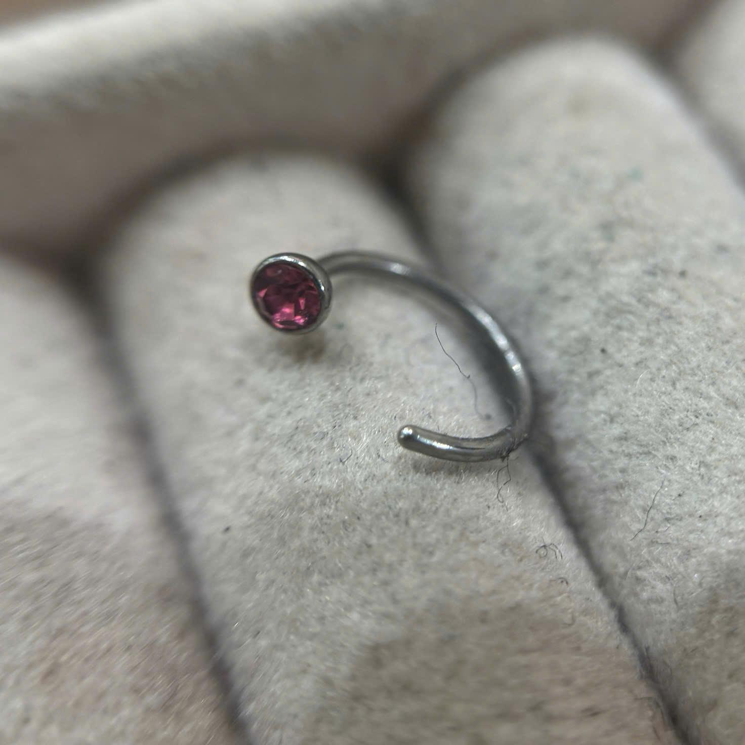 Vòng bẻ kim cương hồng dán dành cho mũi.