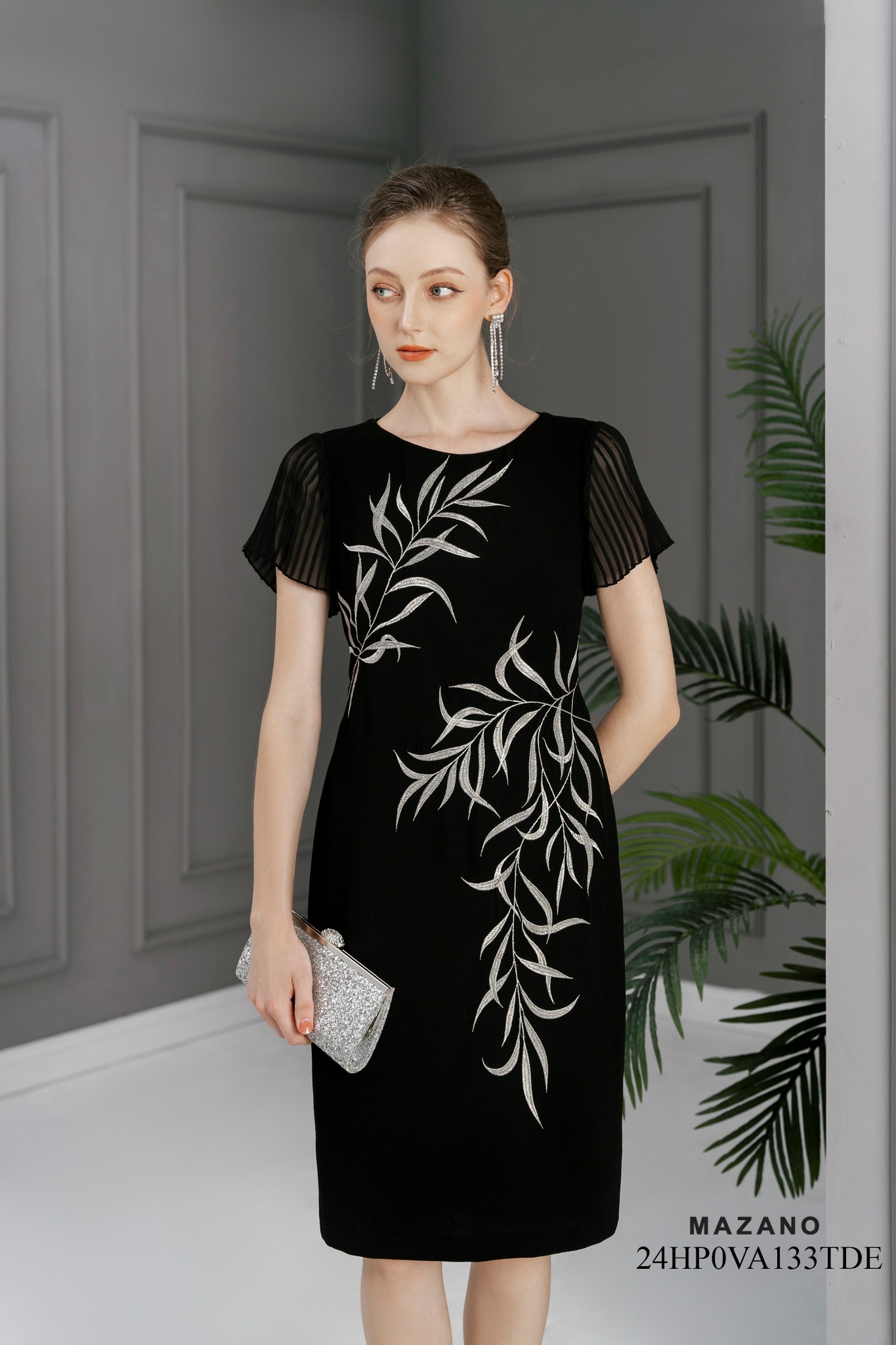 Váy Đầm Suông Vải thô sạn Hoạ tiết hoa lá thêu cách điệu Cổ tròn Tay ngắn Dài qua gối_thumbnail_3