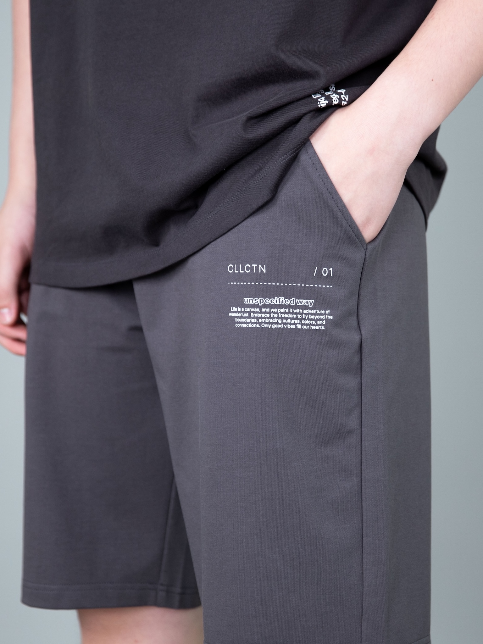 Quần short bé trai màu đen ghi in chữ trắng_thumbnail_3