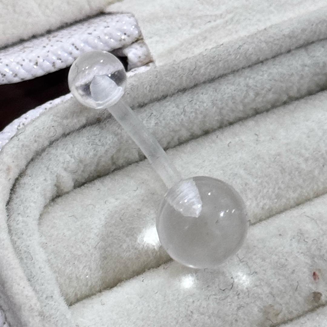 Khuyên rốn trong suốt.