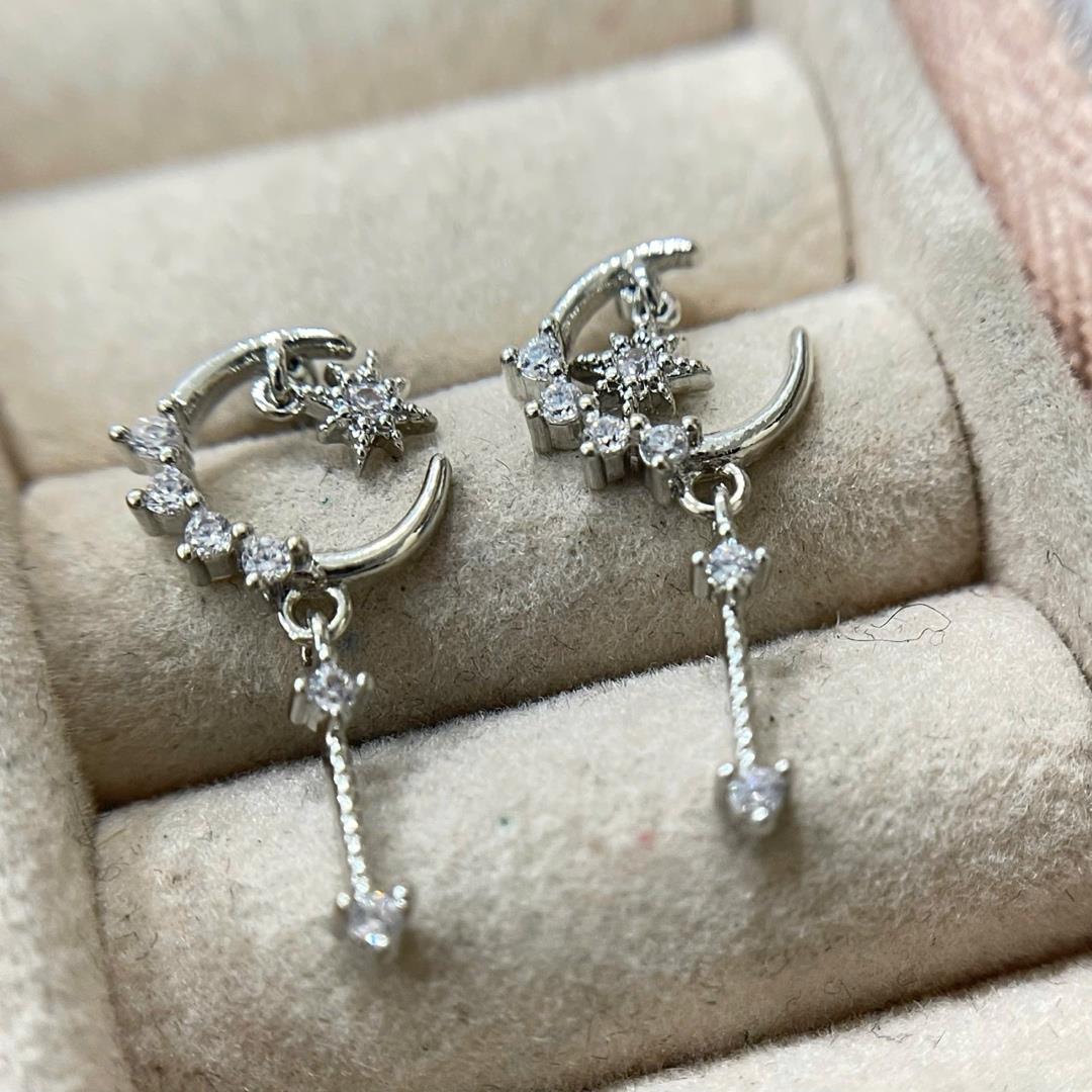 khuyên kiểu xích mặt trăng khuyết ba kim cương thanh dài rơi.