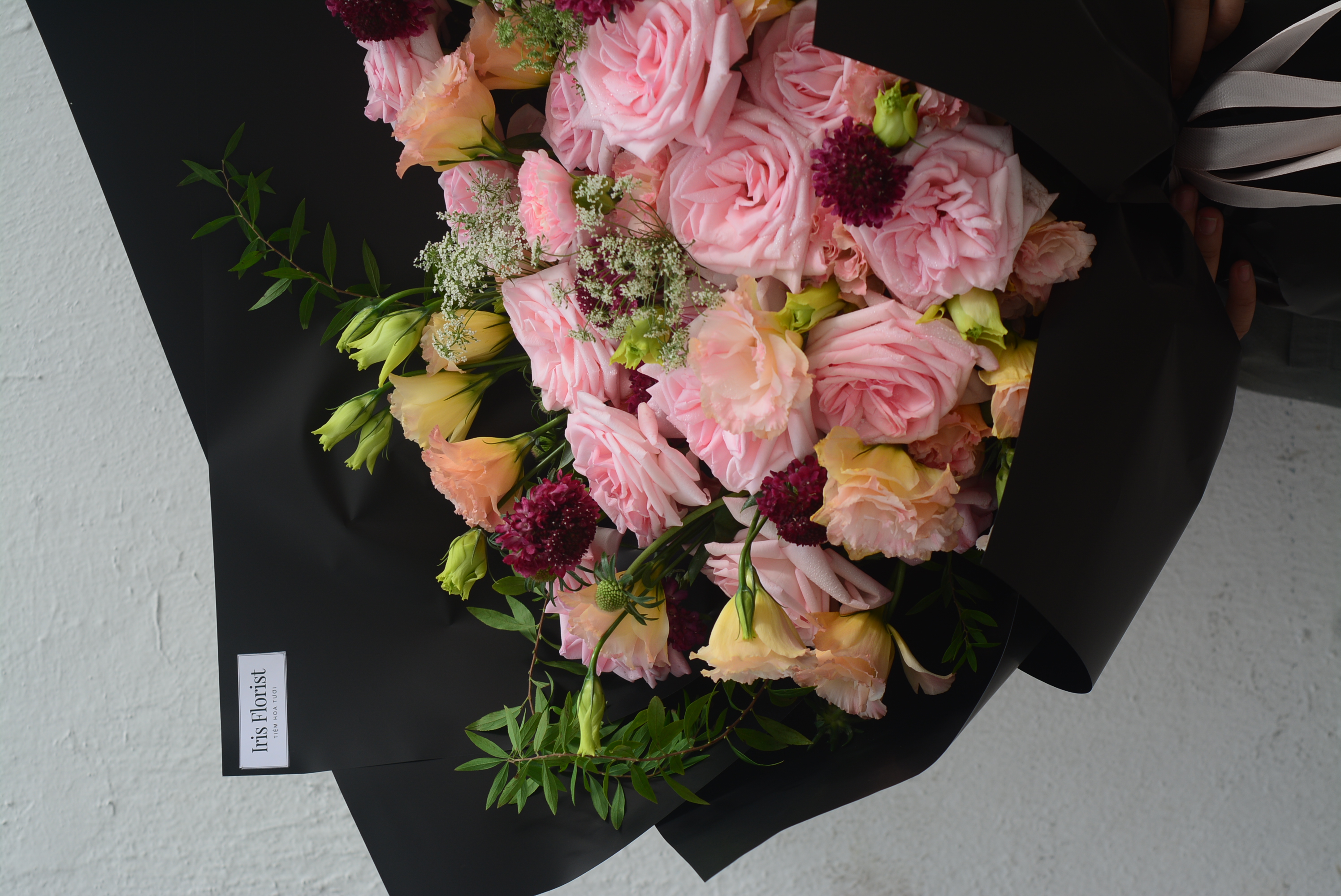 Bó hồng Ohara mix Lan tường kem - Giấy đen - Bó Size L_thumbnail_2