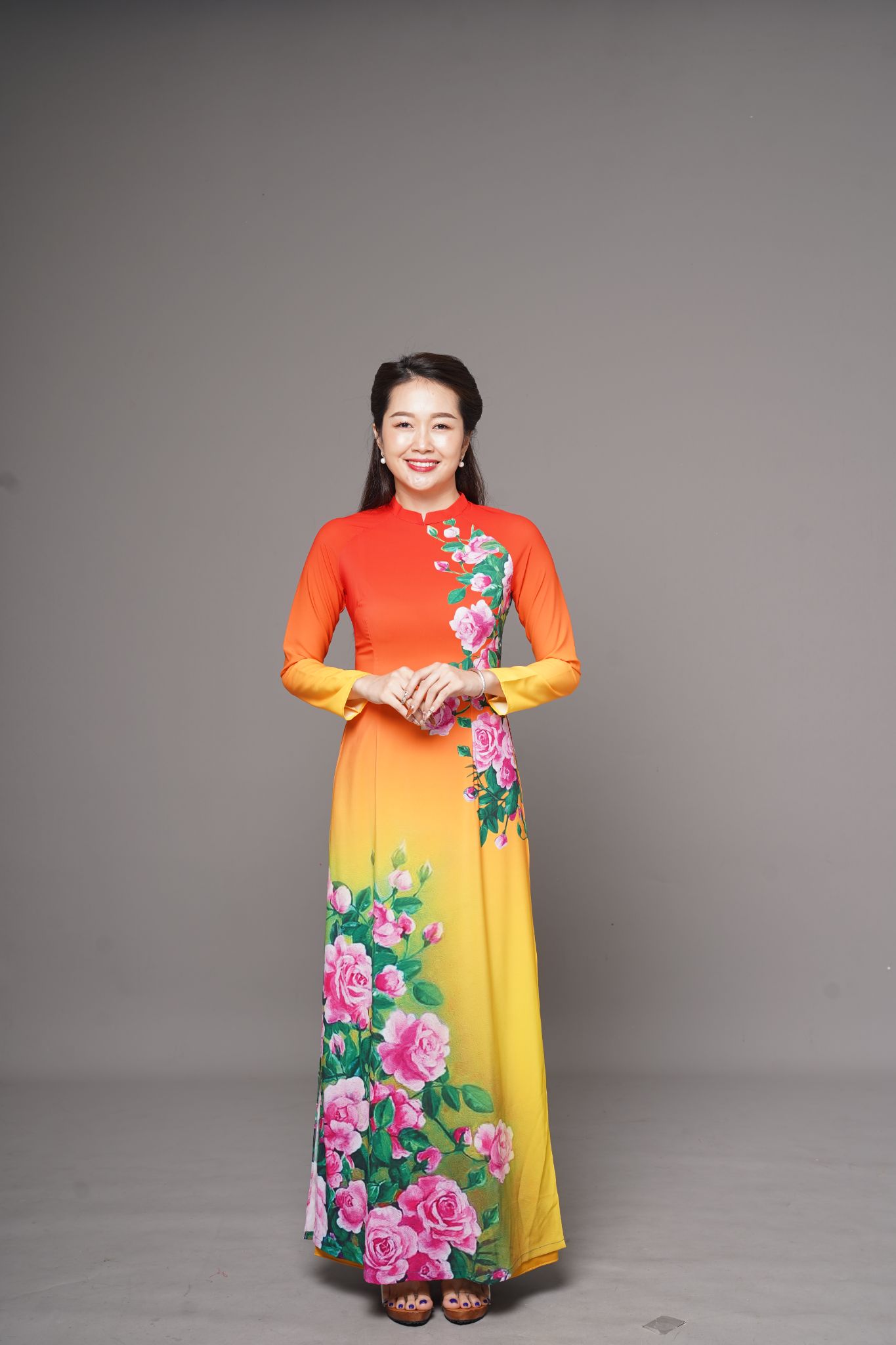 A2011 áo dài lụa nhật cổ 2p tay dài nền đỏ omber vàng hoa hồng vẽ lá xanh