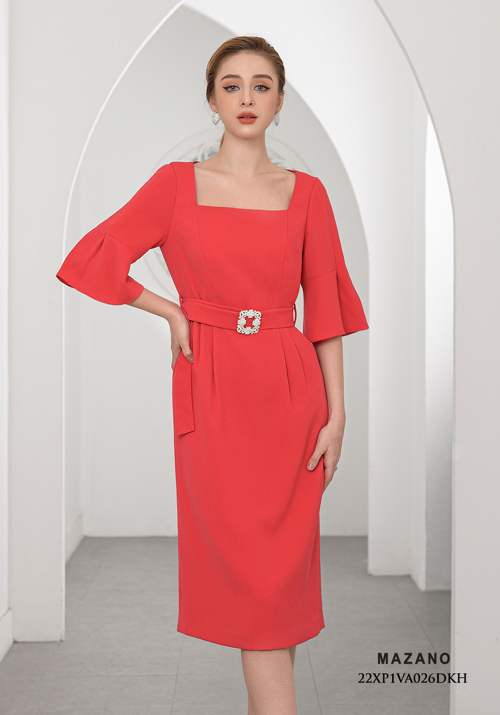 Đầm đỏ thắt đai cổ vuông tay cách điệu