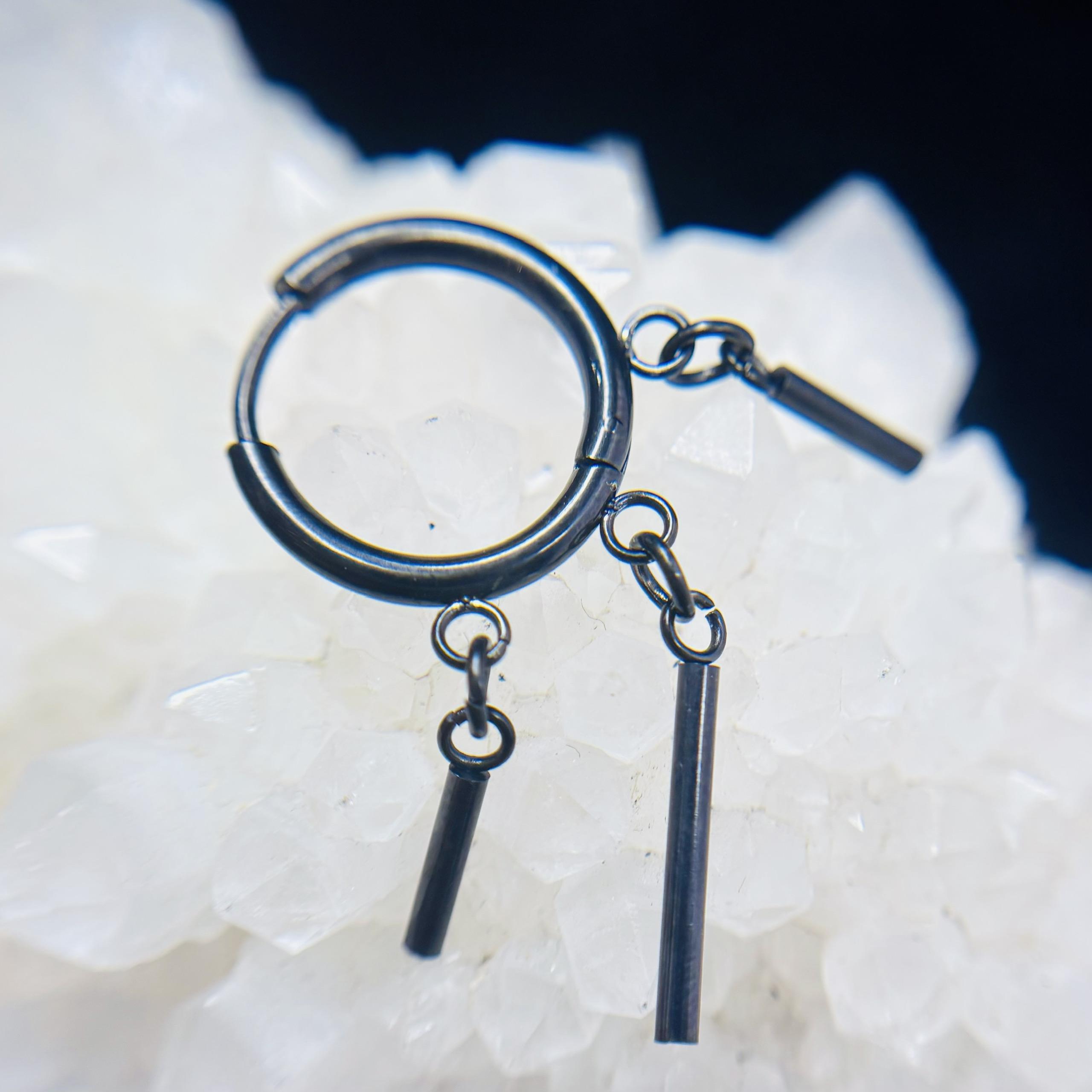 Khuyên vòng kiểu ba thanh trụ đen rơi 12mm