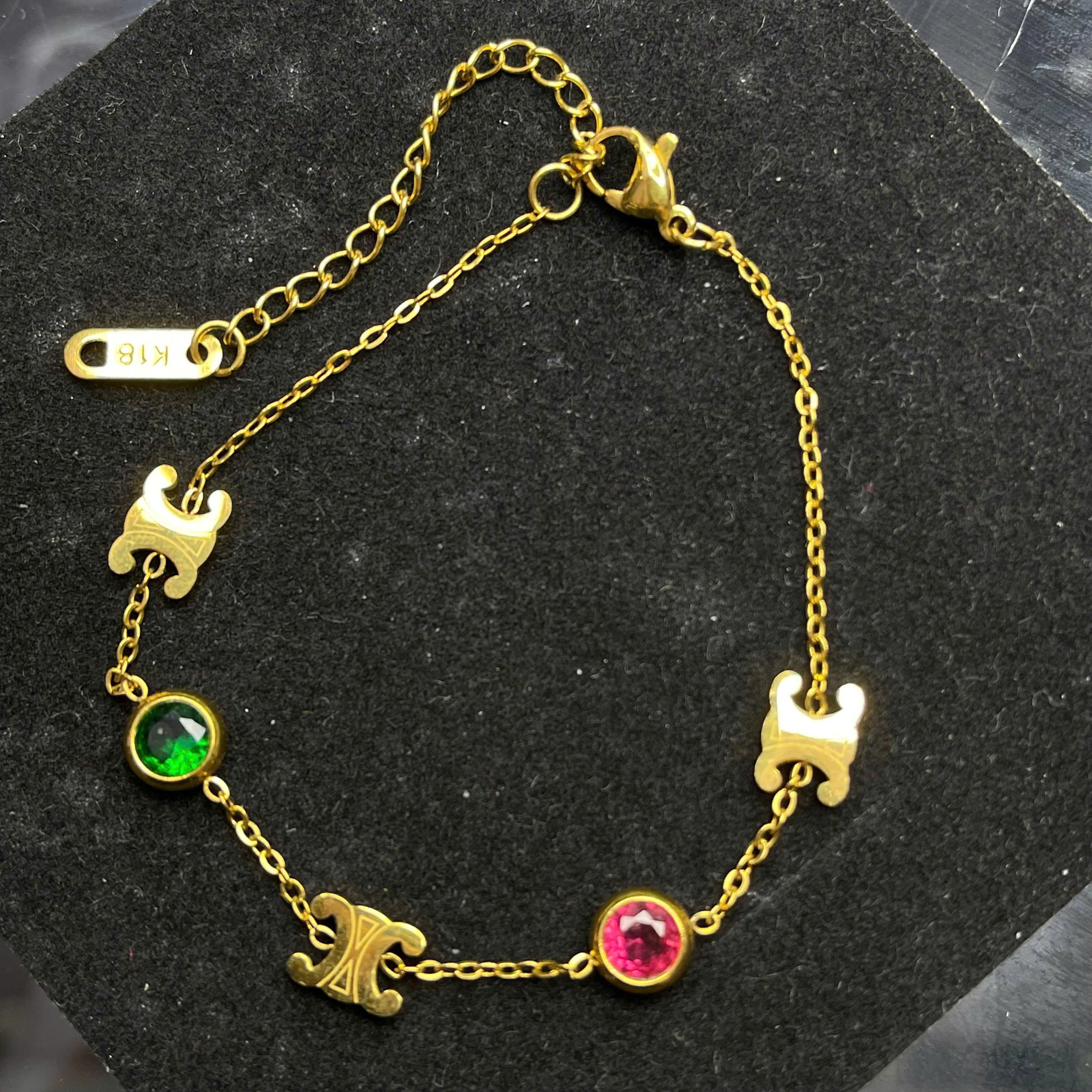 Vòng tay titan vàng hiệu celine đá 2 màu.