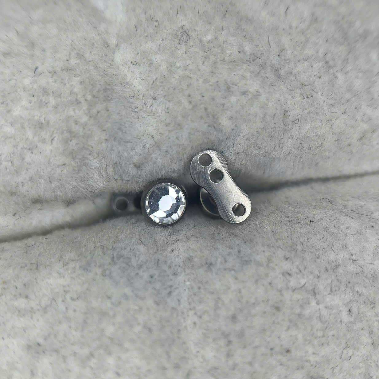 Khuyên cấy titan full thân charm._thumbnail_2