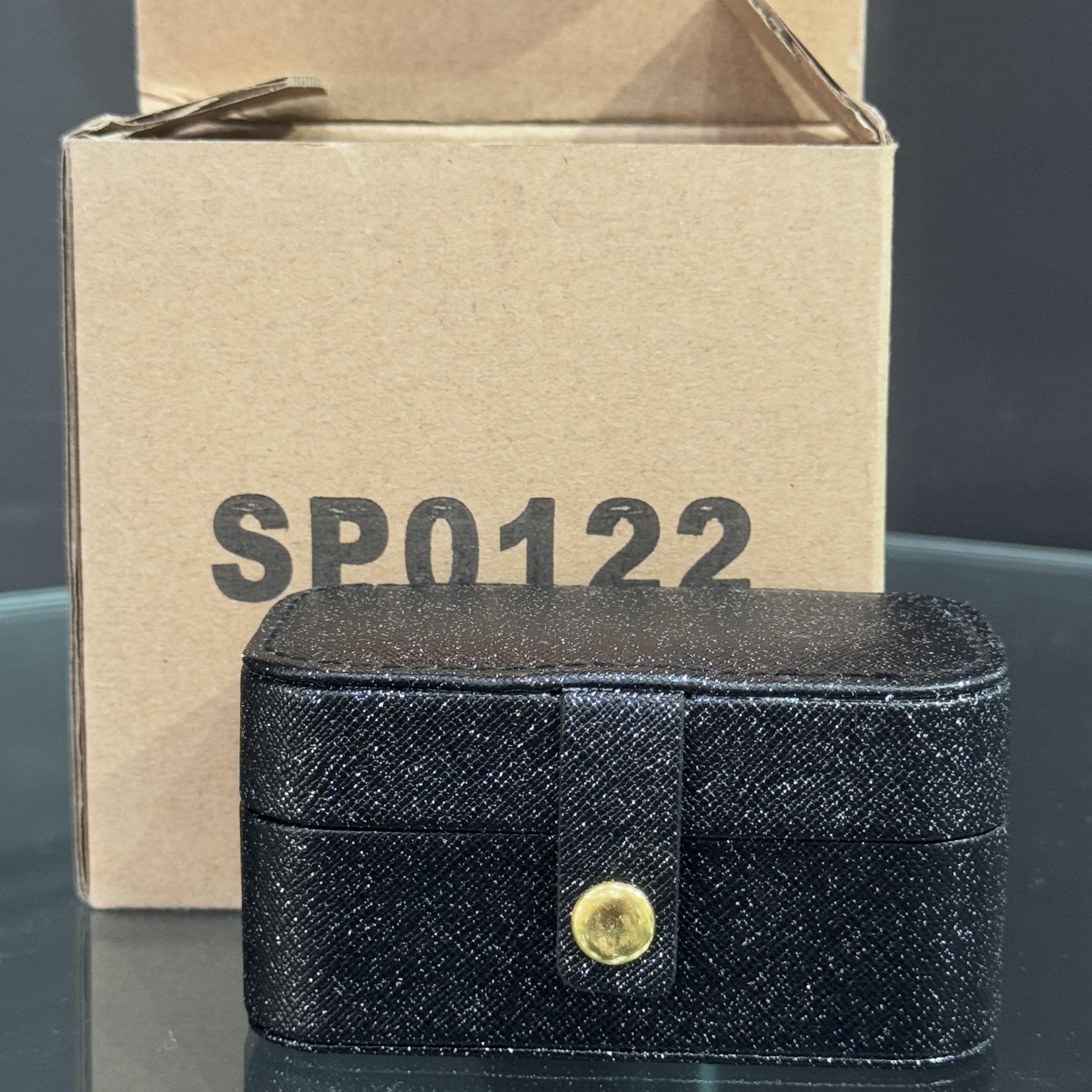 hộp đựng xịn da đen kim tuyến.