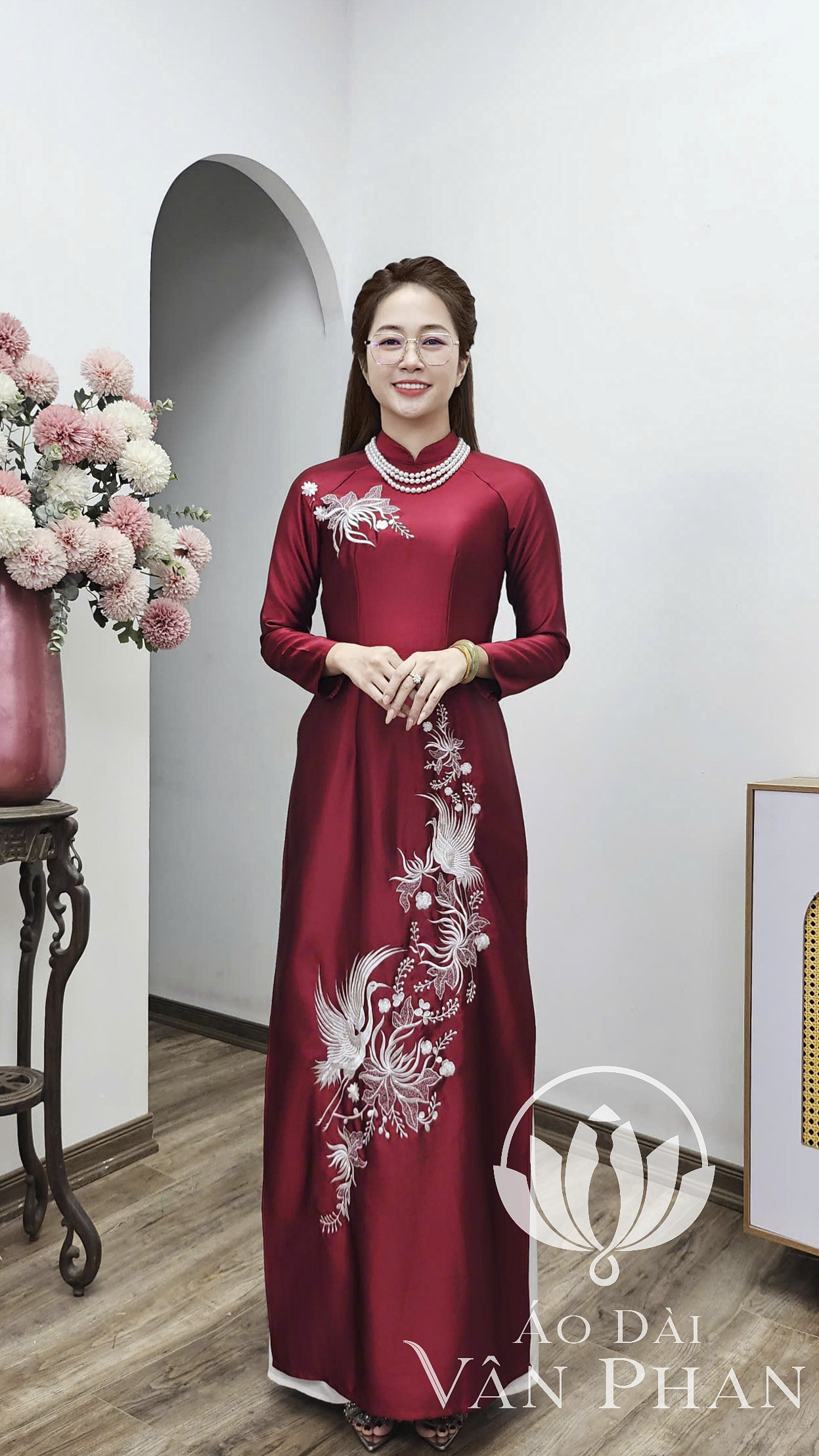 T462 áo dài cổ 3p tay dài lụa ruby màu đỏ đô thêu hoa trắng