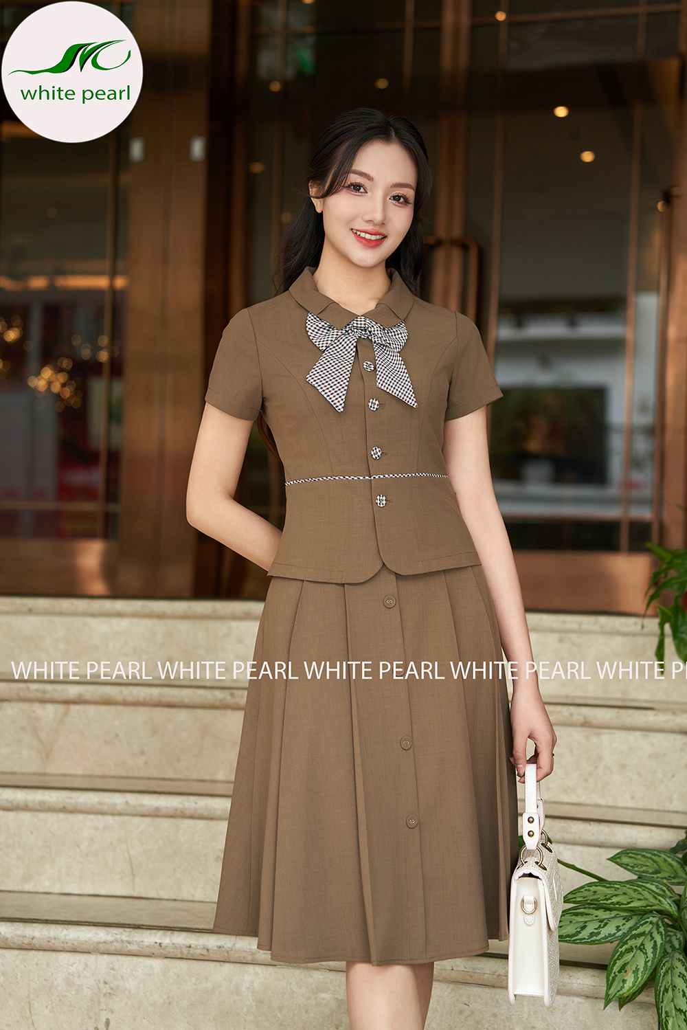 Bộ ký giả áo cổ sen vuông chớp 1 ly kết hợp chân váy xếp ly đính cúc thời trang công sở cao cấp White Pearl AK2402_thumbnail_4