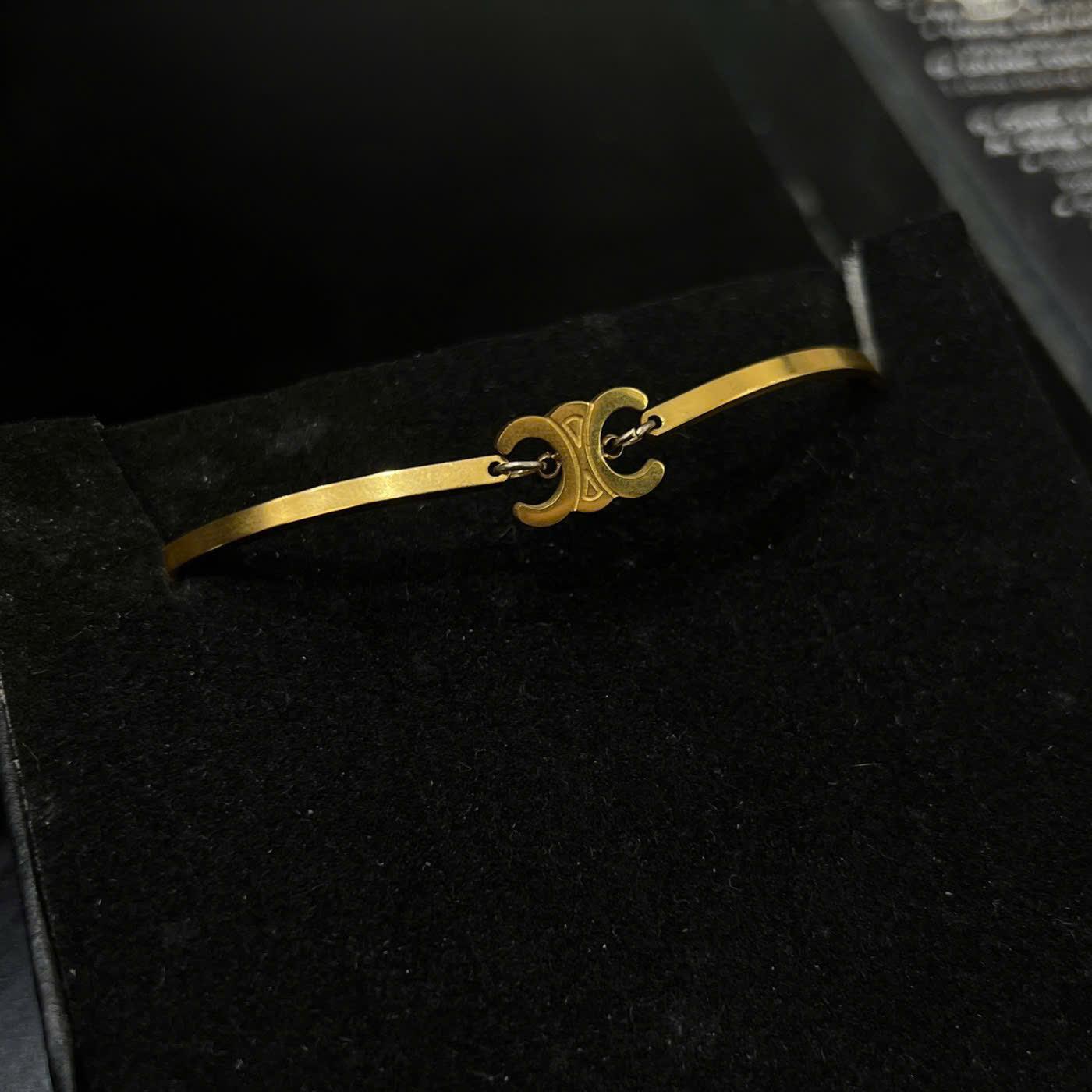 vòng tay titan vàng charm logo Celine trơn