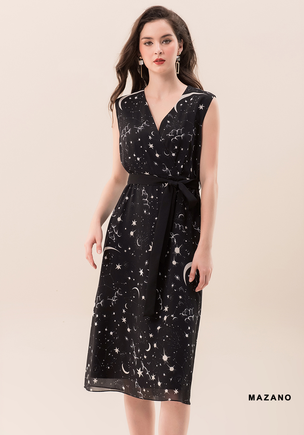 Đầm đen họa tiết sao