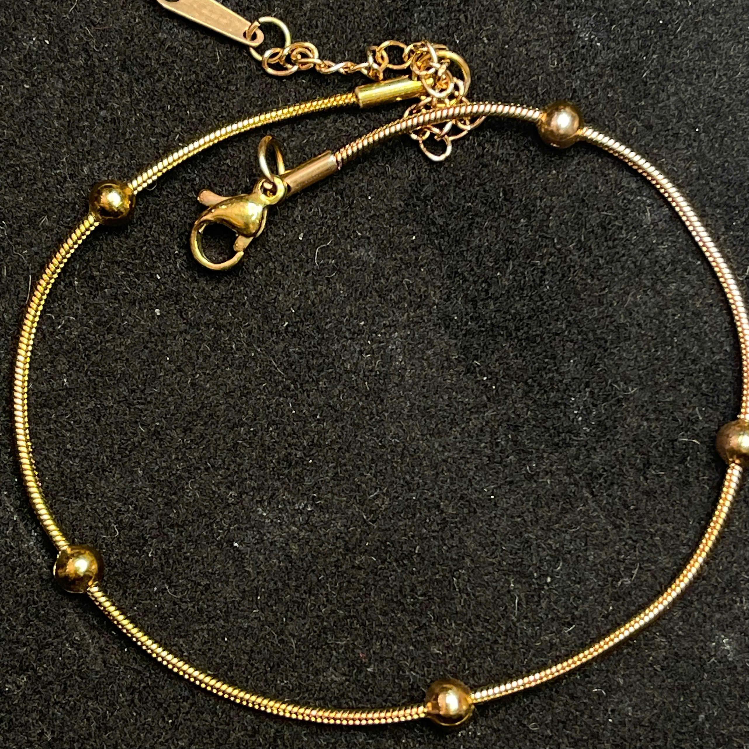 lắc chân sợi vàng 5 charm bi titan.