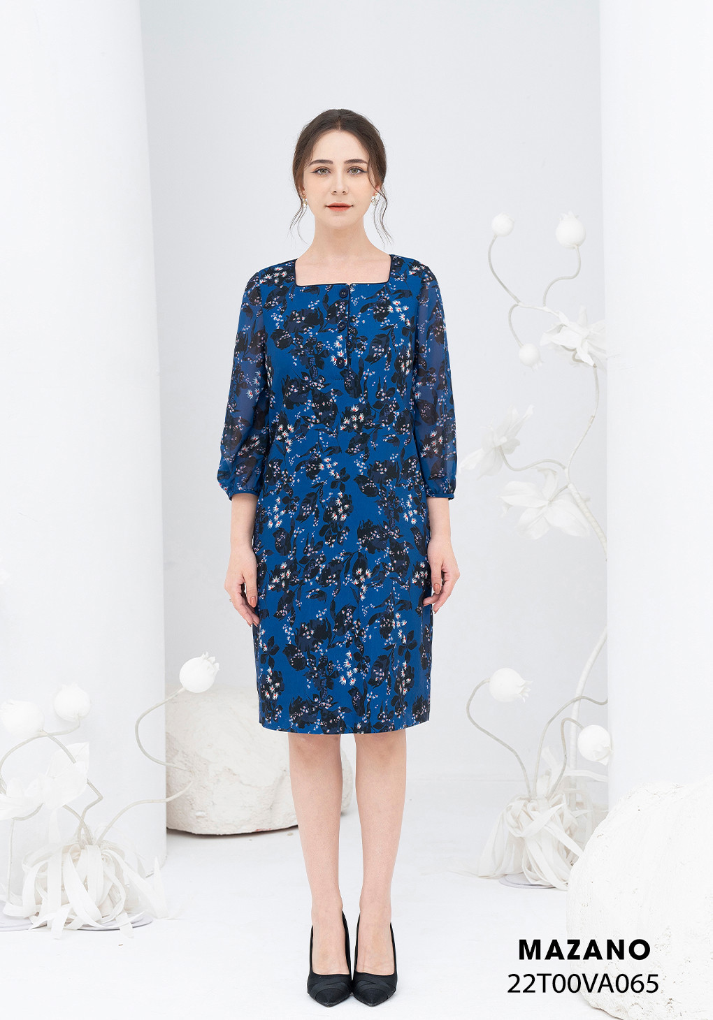 Đầm xanh dương họa tiết suông vừa