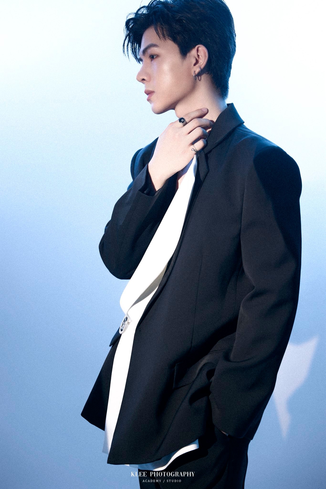 Suit đen phối trắng – Tối giản & thời thượng