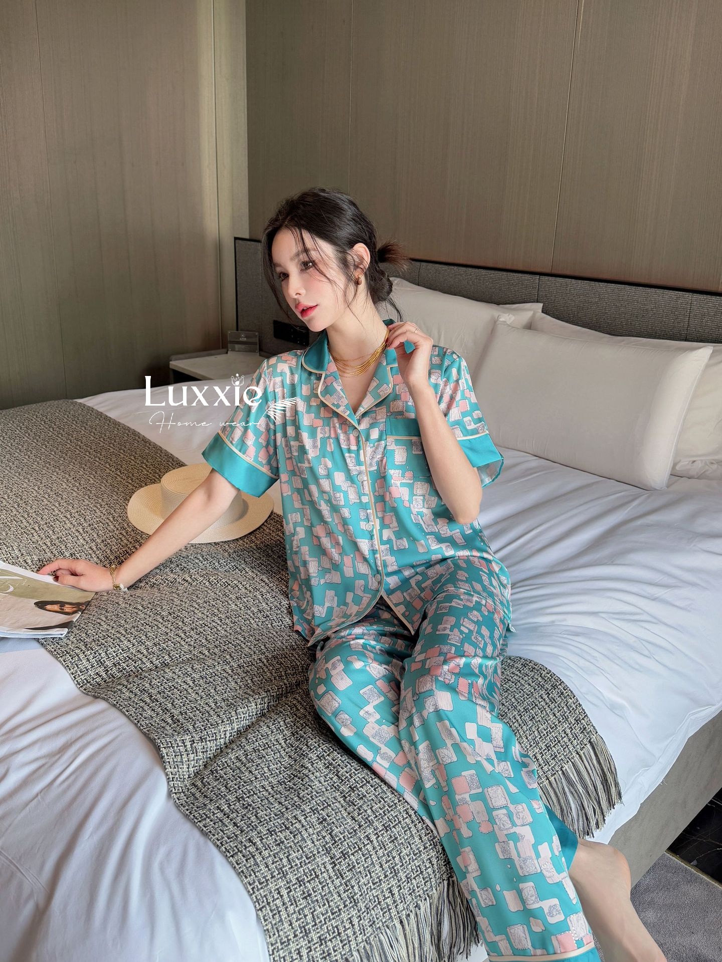 N127B Pijama lụa họa tiết hình khối cộc tay