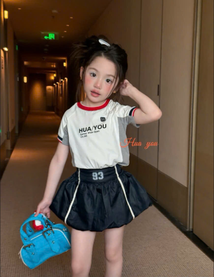 HY22 - Áo cotton cộc tay viền cổ đỏ in chữ hãng HuaYou