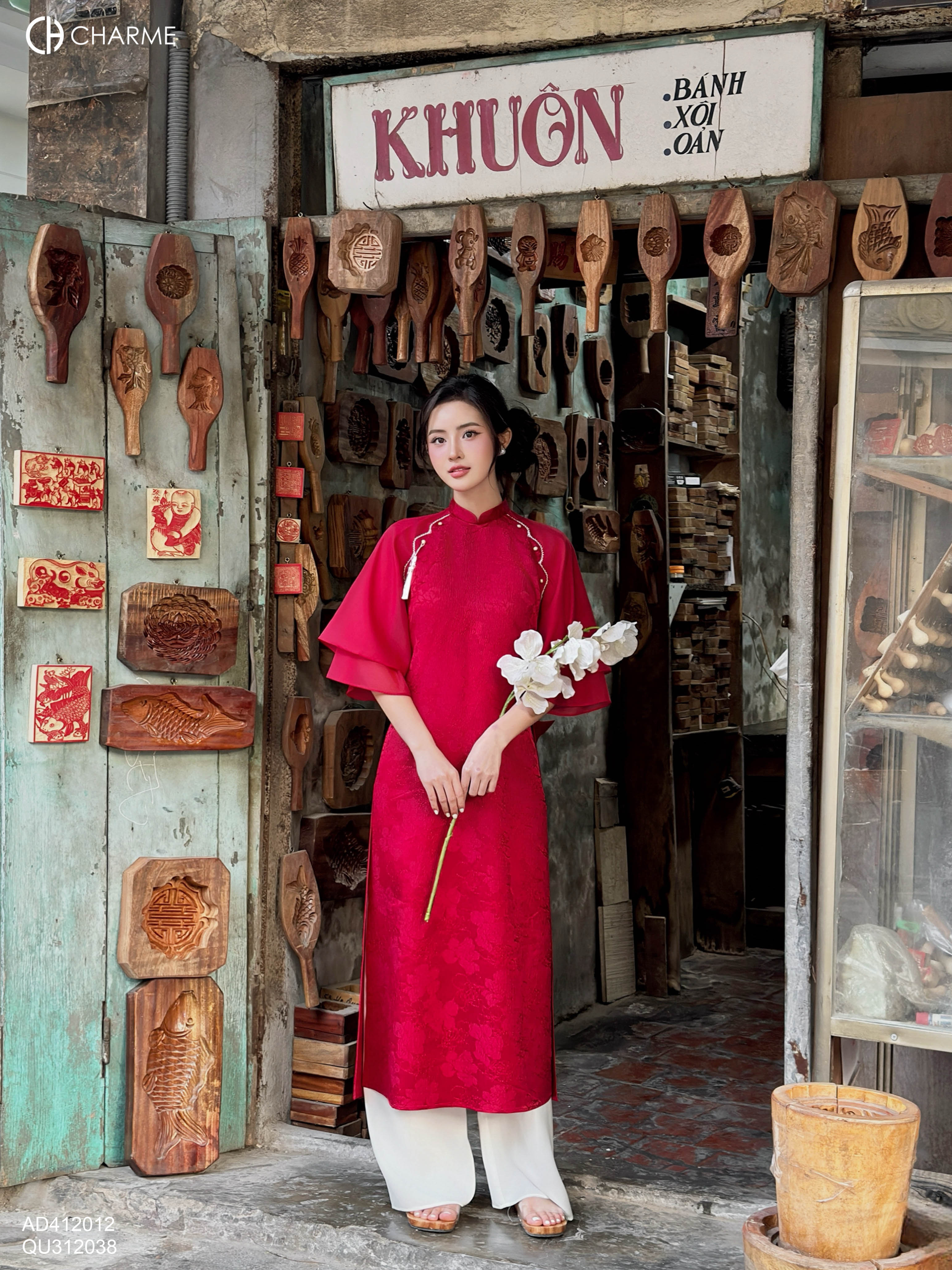 Áo dài gấm đính ngọc tay 2 tầng