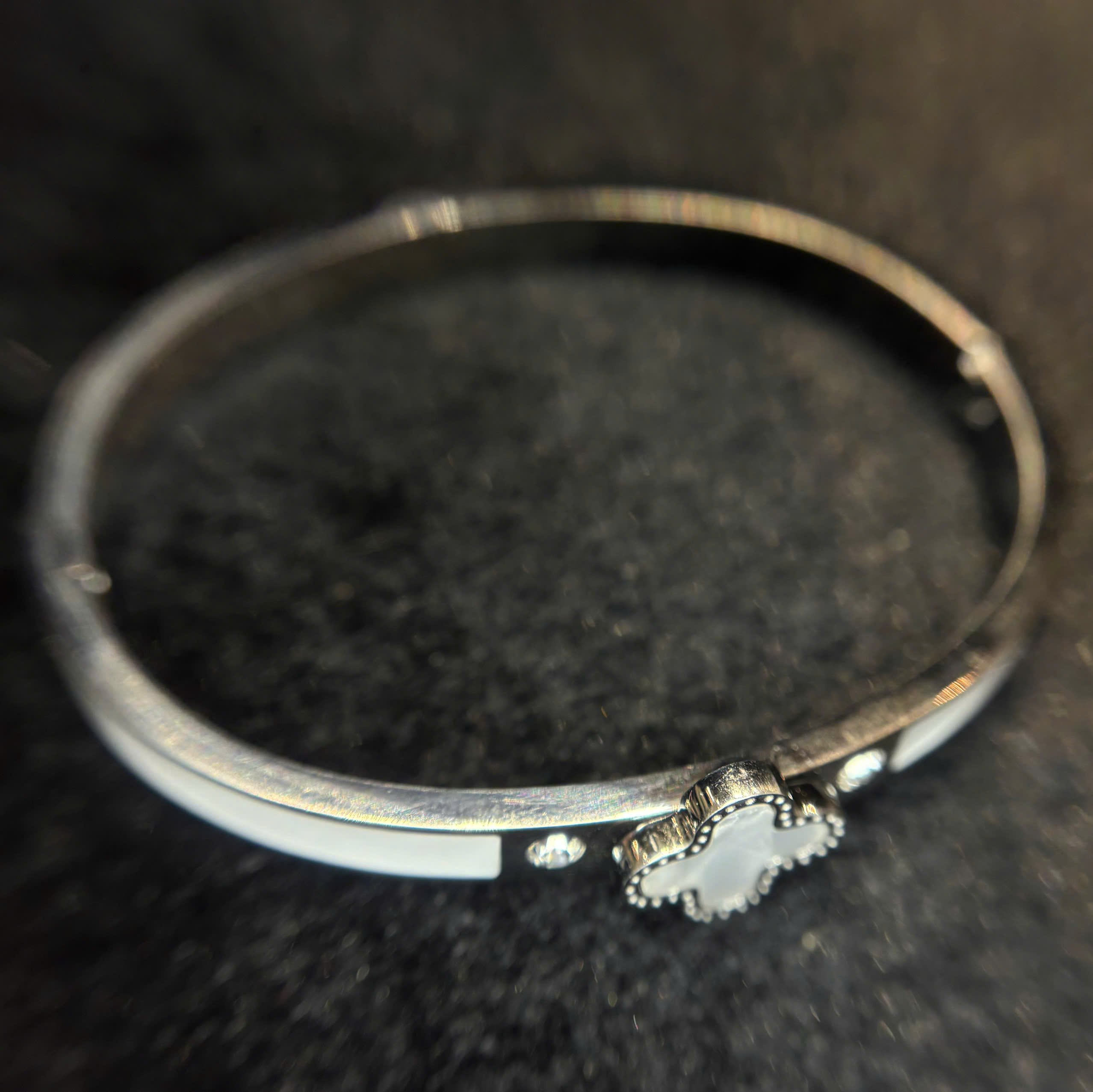 Vòng tay cuff vancleef trắng