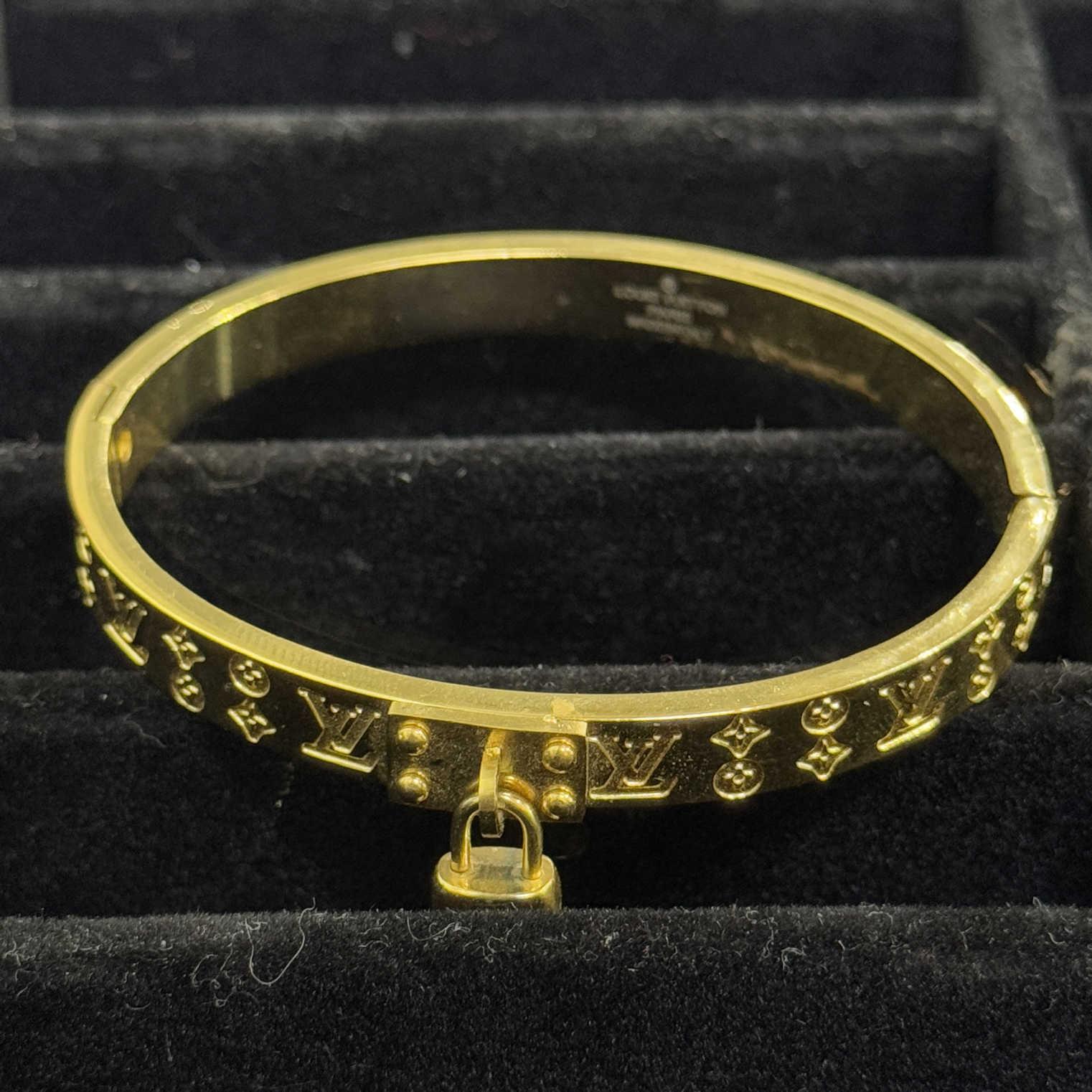 vòng tay cuff vàng titan khắc LV đính charm ổ khoá_thumbnail_2