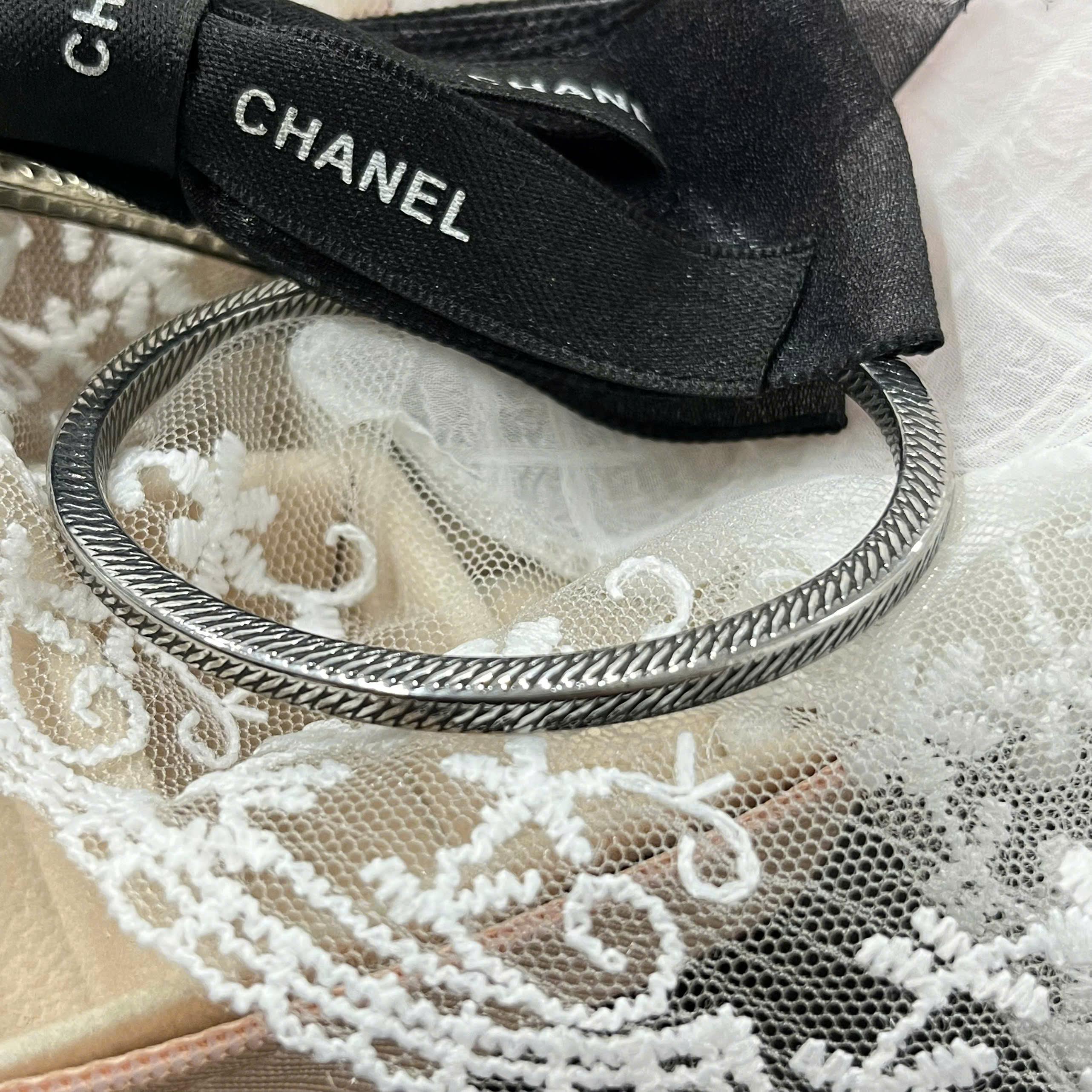 Vòng tay cuff titan zic zắc.