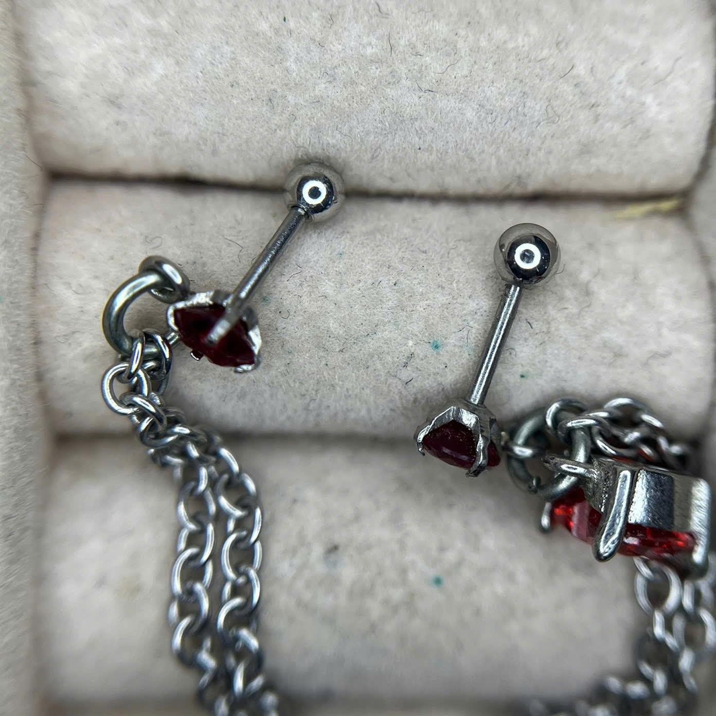 Khuyên kiểu xích trái tim đỏ loè đỏ loẹt rơi xích đôi._thumbnail_1