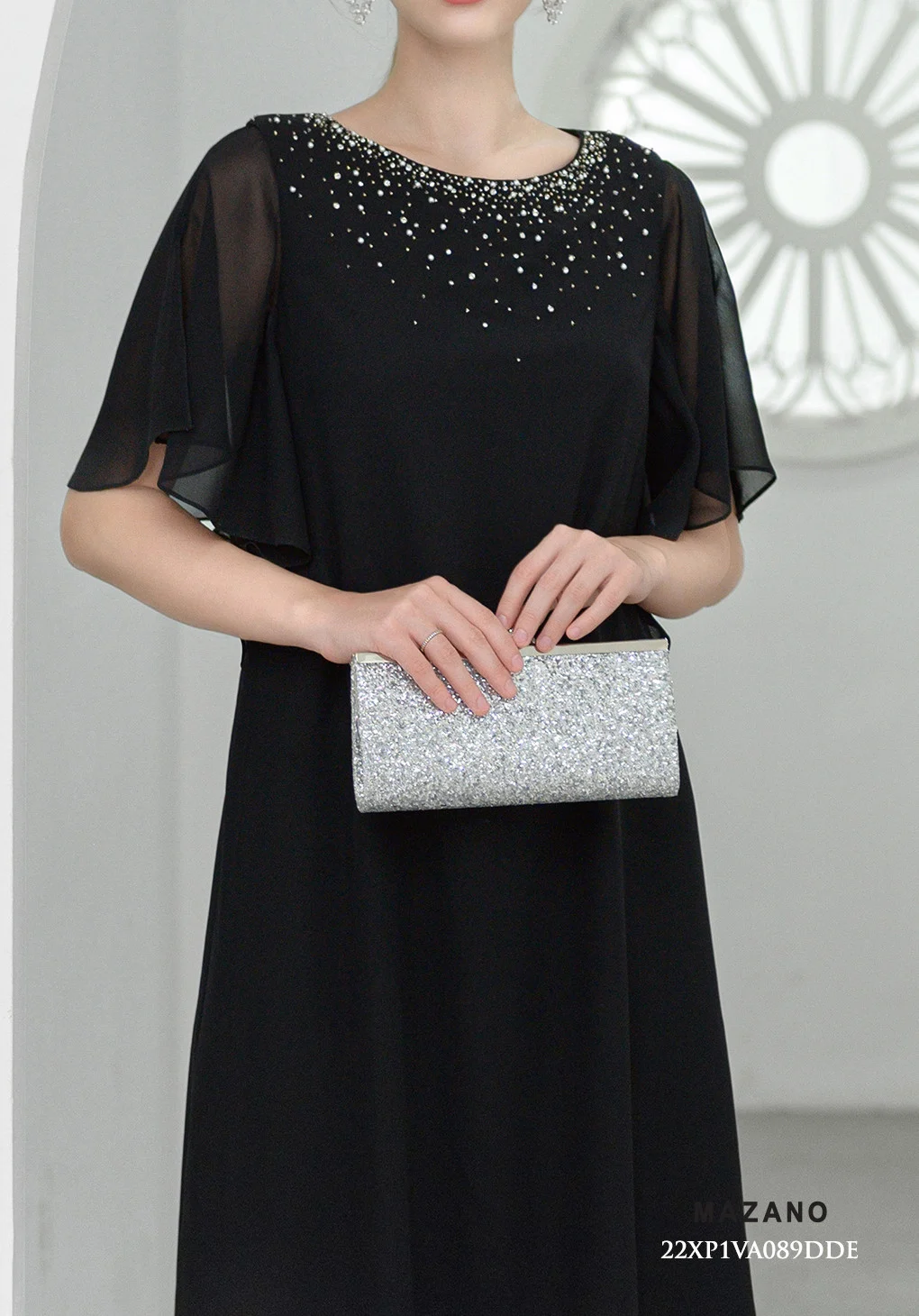 Đầm đen suông tay rủ đính đá cổ