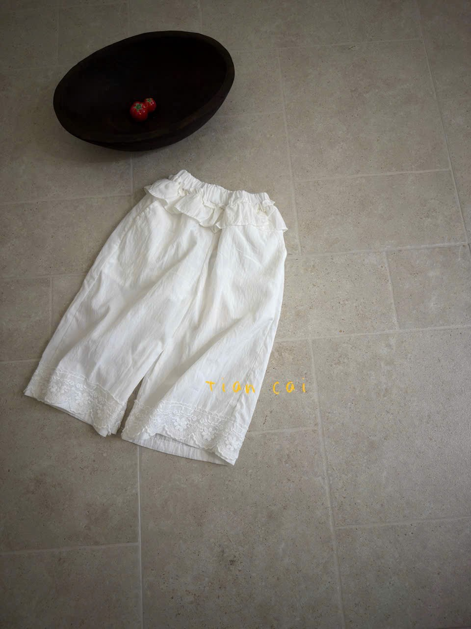 A56 - Quần ống rộng trắng lưng bèo viền ren lai hãng Tian Cai (Sz90-130)