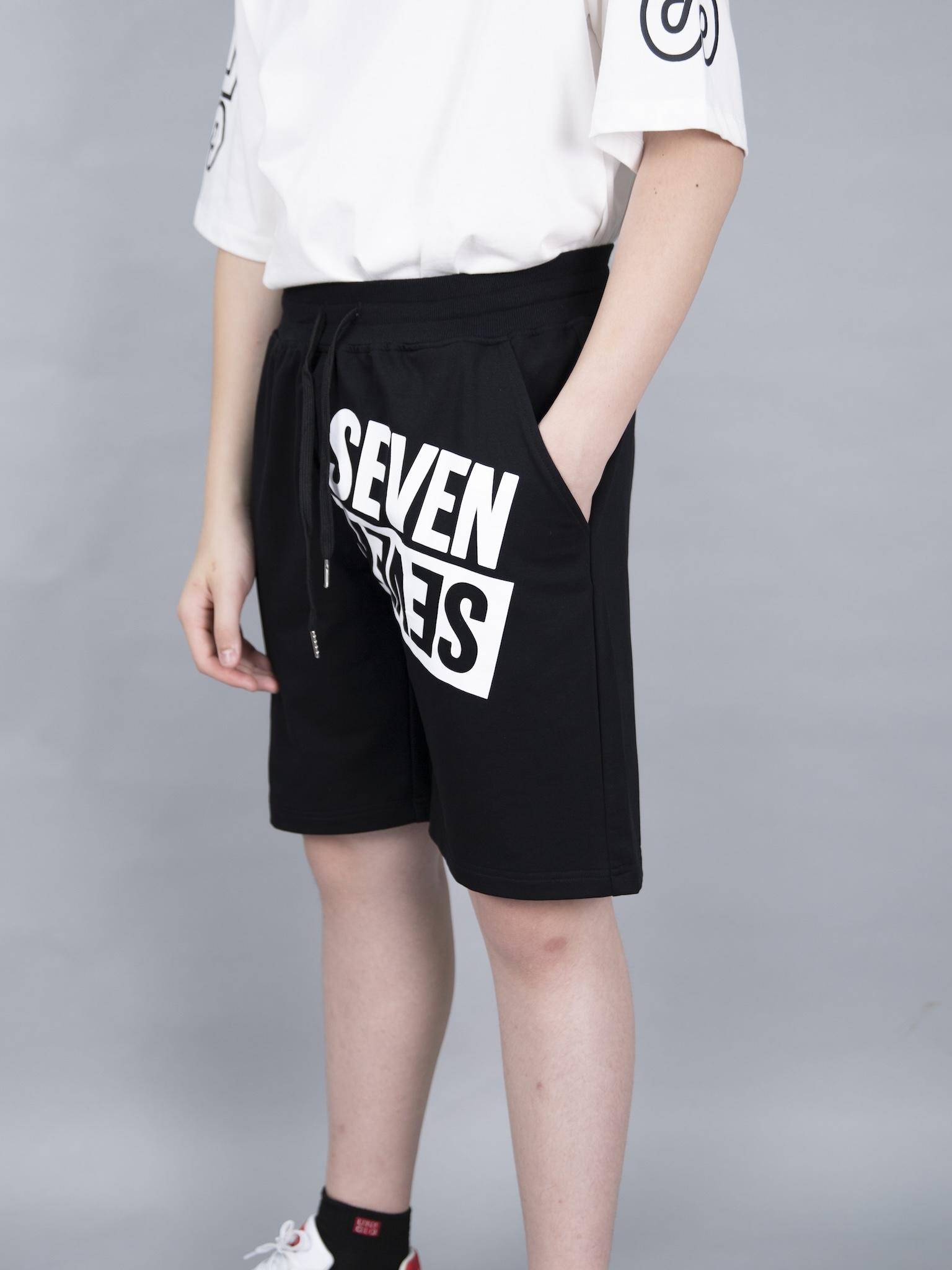 Quần short da cá đen in chữ seven_thumbnail_3