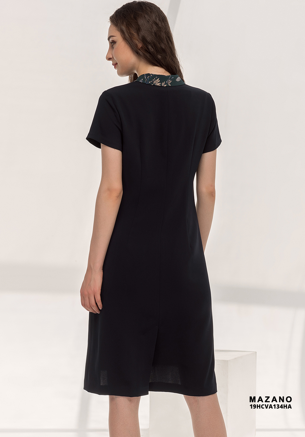 Đầm đen sơ mi pha thân trước dọc hoa