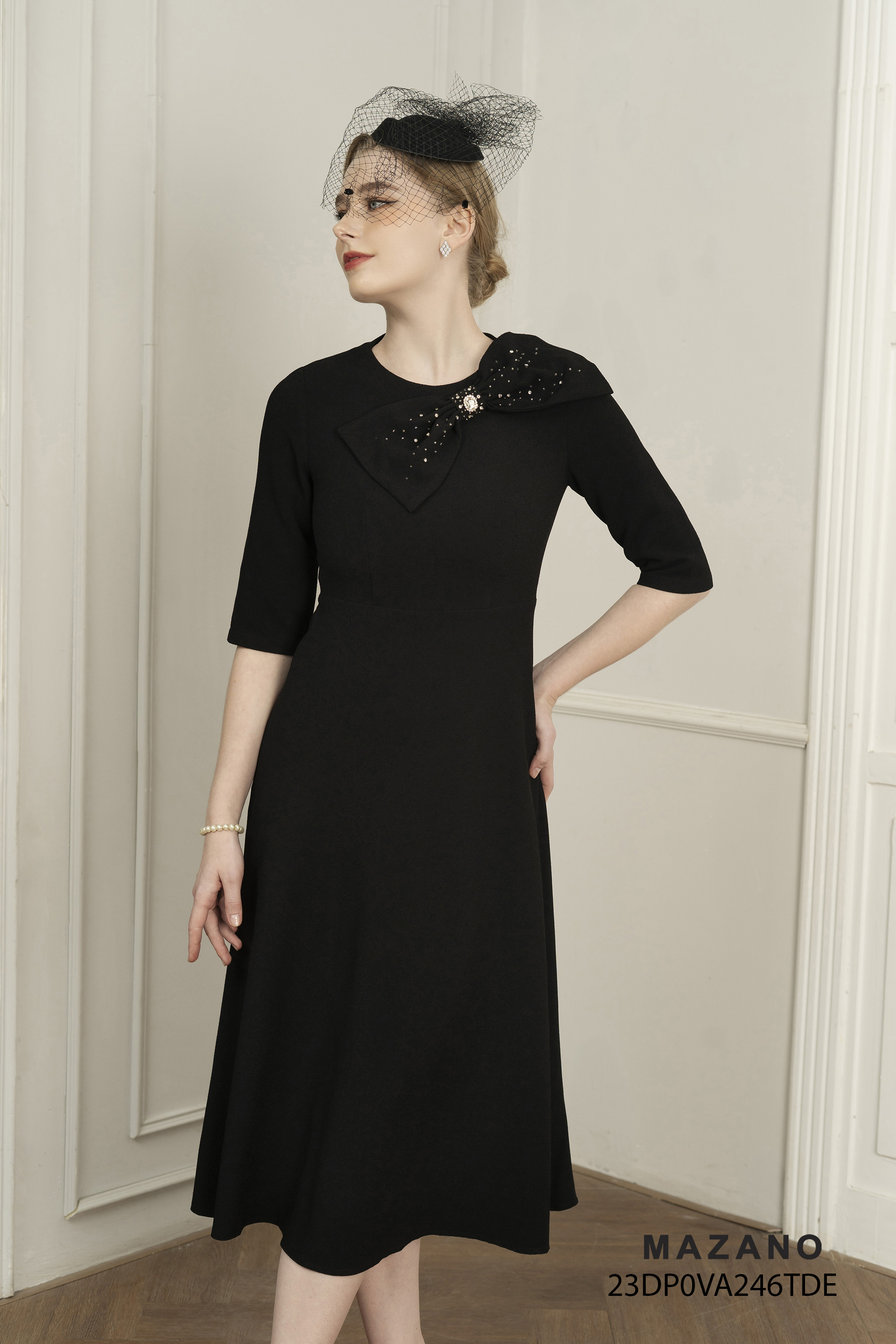 Đầm thân ôm vừa, chân rủ đính cườm trang trí nơ_thumbnail_1