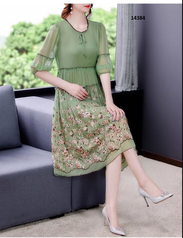14384-Đầm voan xòe thêu hoa nhí dưới vạt váy _thumbnail_5