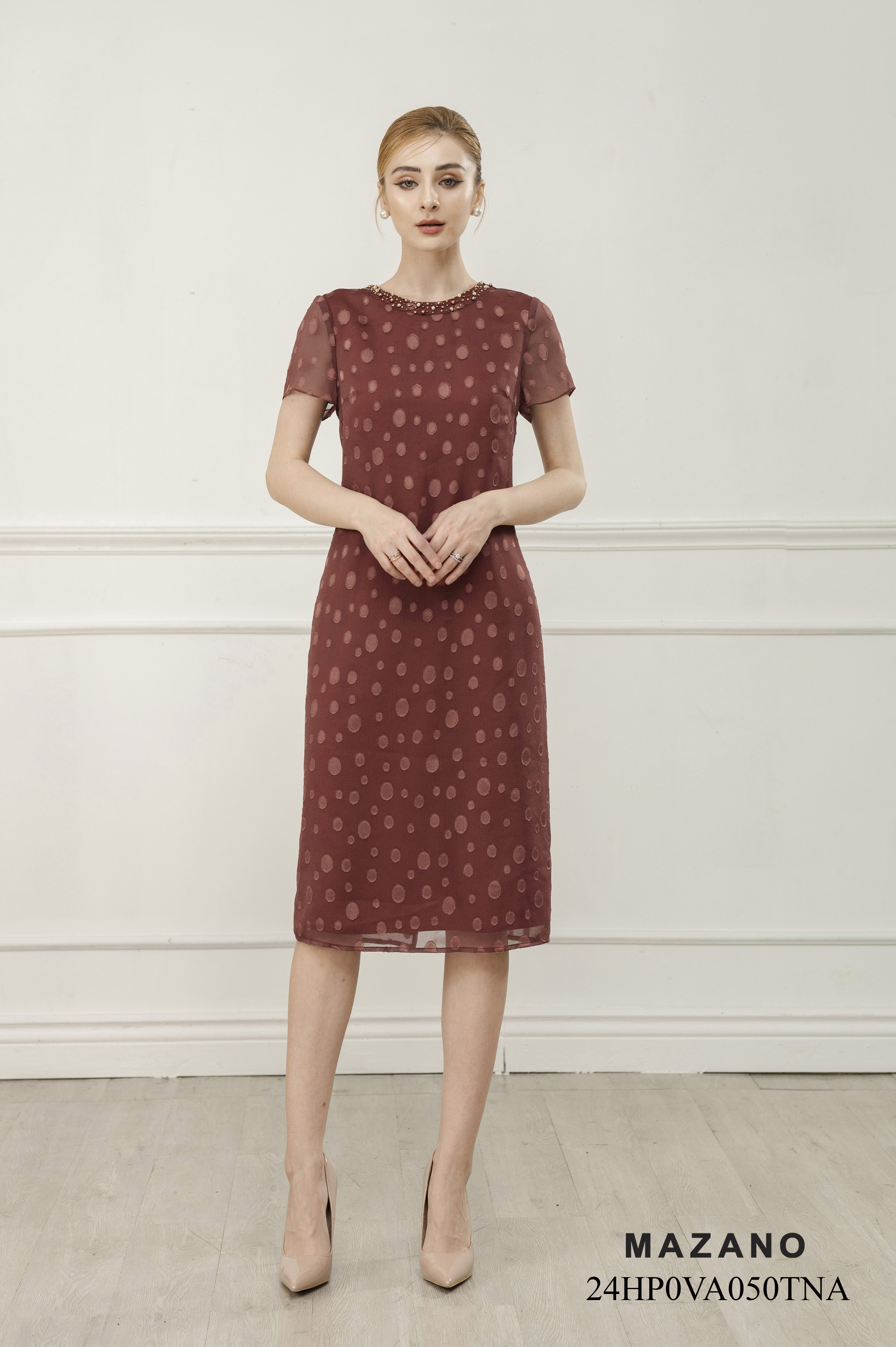 Đầm suông dài đính cổ trang trí