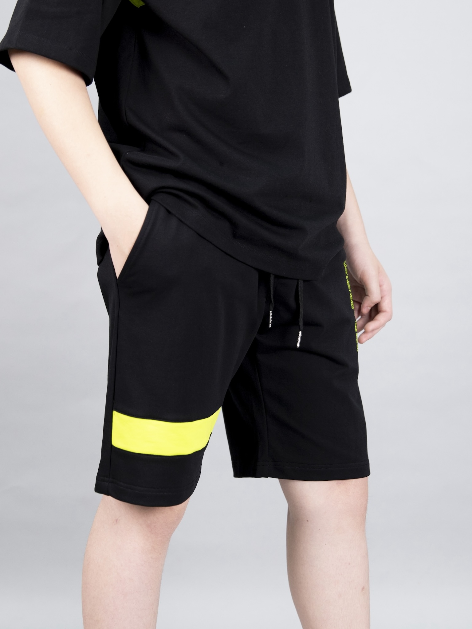 Quần short da cá đen phối neon in Sliproad_thumbnail_1