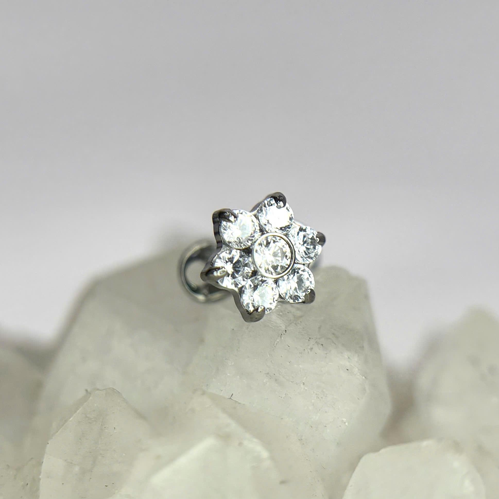 Khuyên cấy titan hoa 5 cánh nhụy đá_thumbnail_2