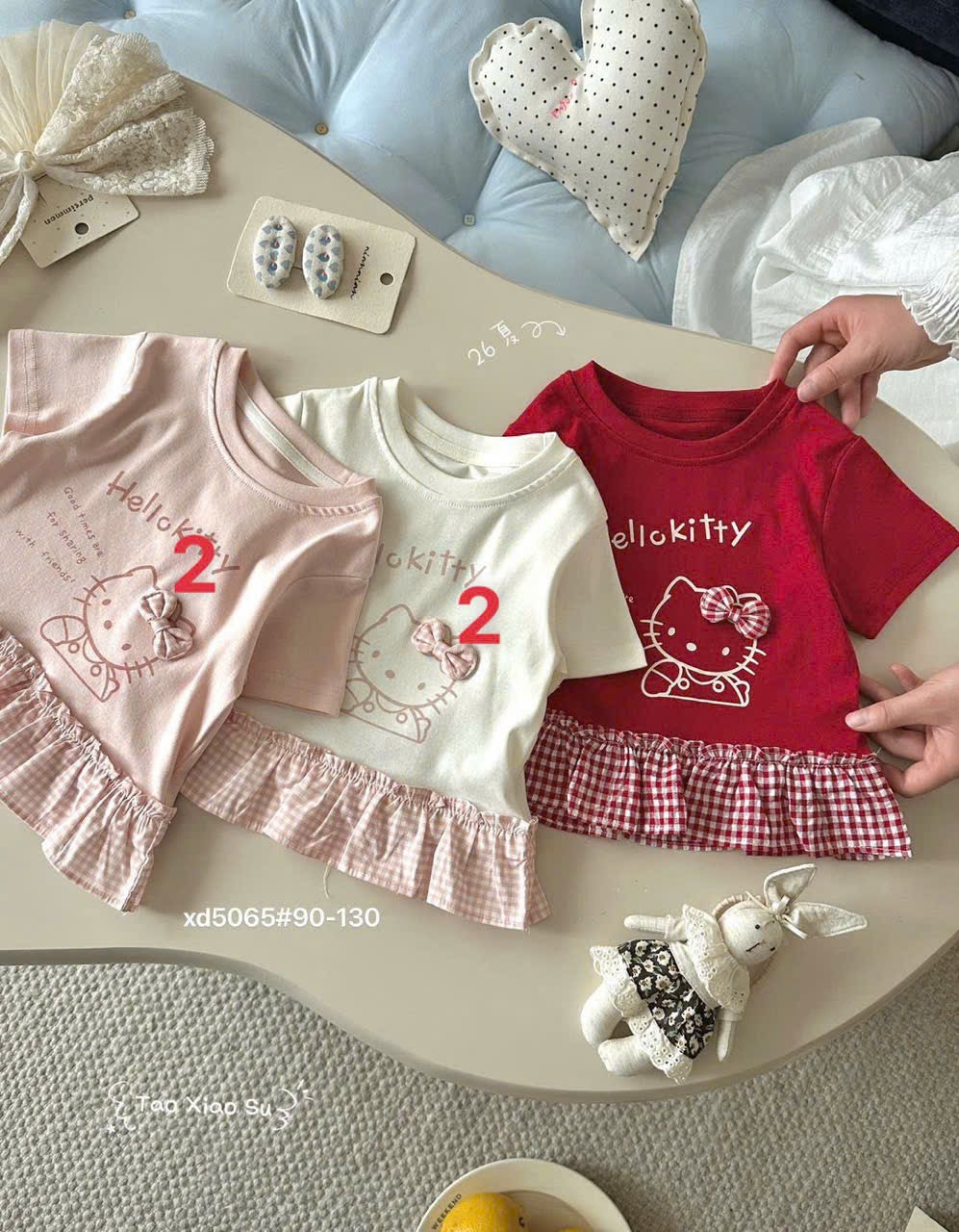 (C28) Áo thun cộc tay hoạ tiết kitty viền bèo caro đỏ hãng TX