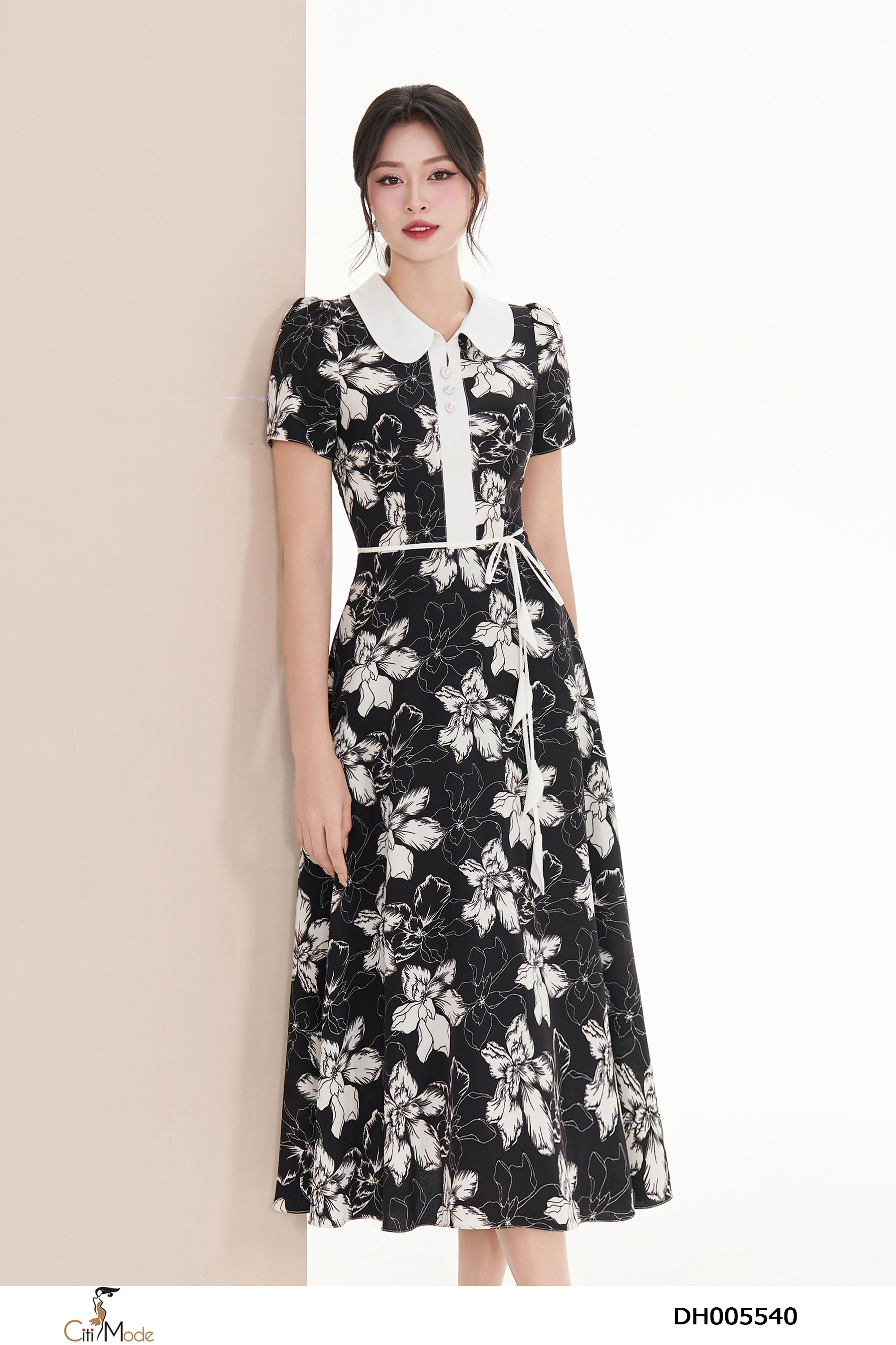 Đầm xòe đen hoa nổi cổ sen thắt đai eo