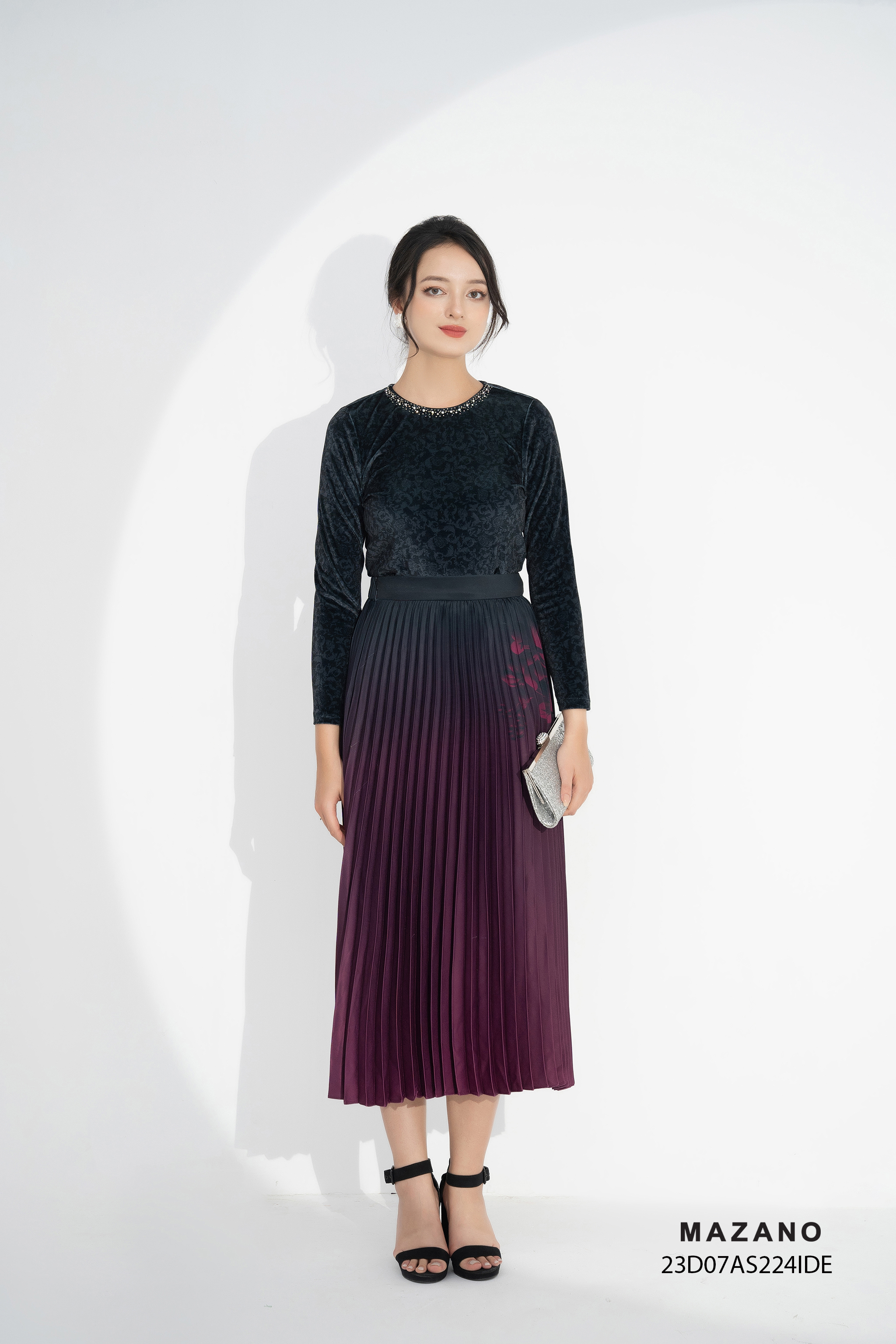 Áo top ôm vừa in họa tiết chìm, đính trang trí