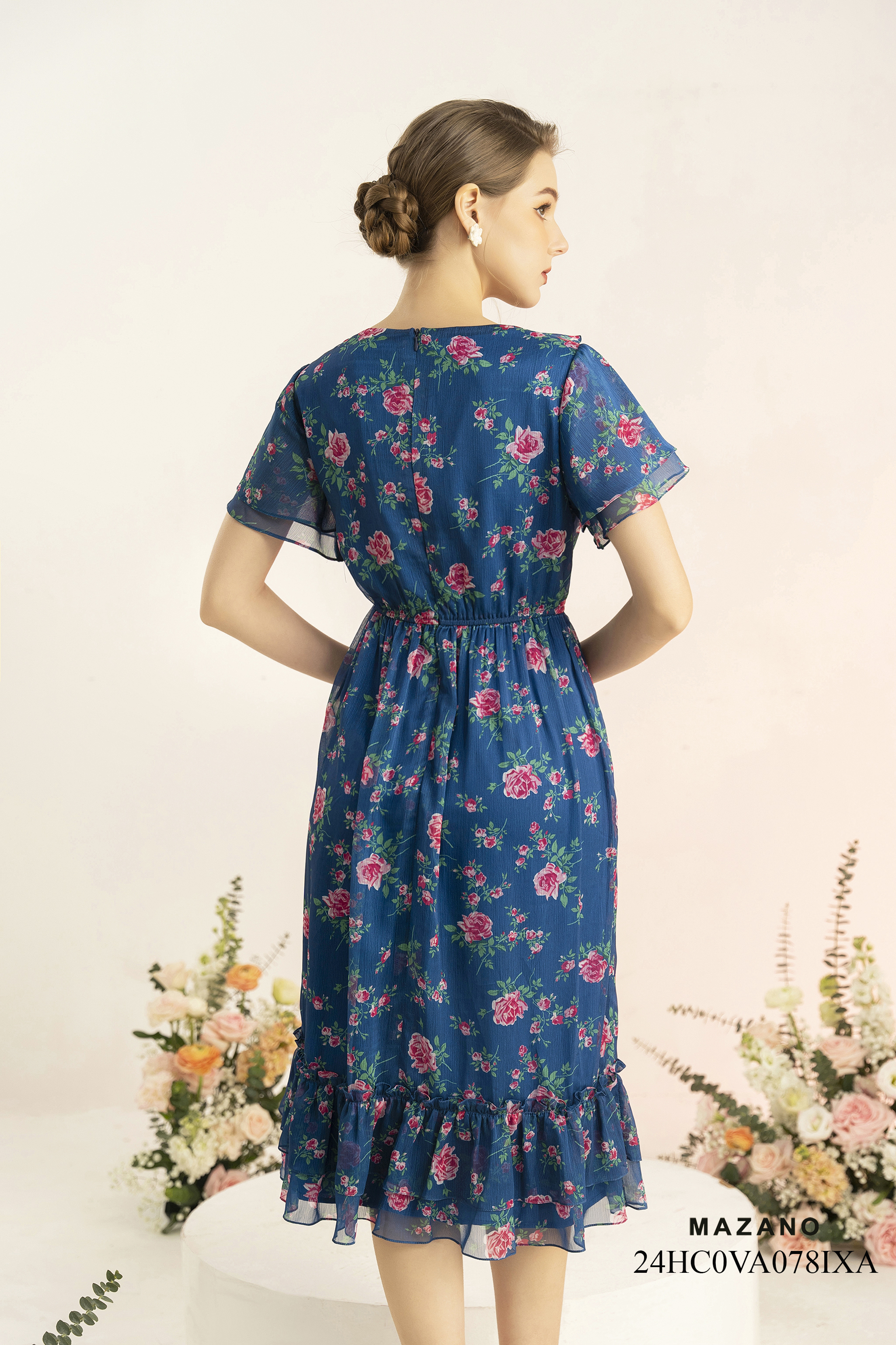 Đầm trang trí bèo hoa hồng nền xanh_thumbnail_2