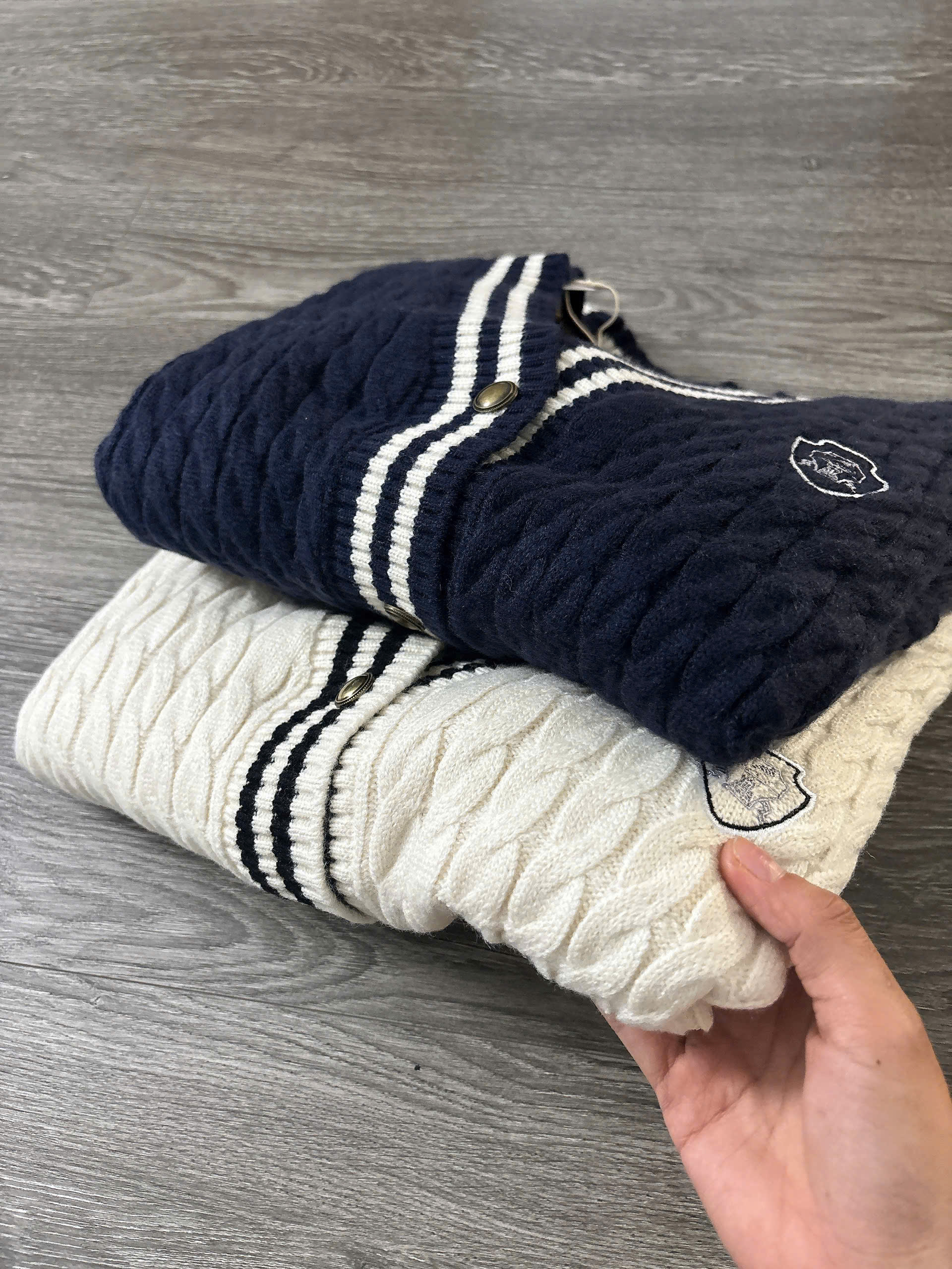 A805 ÁO KHOÁC DỆT KIM 2 MÀU_thumbnail_3