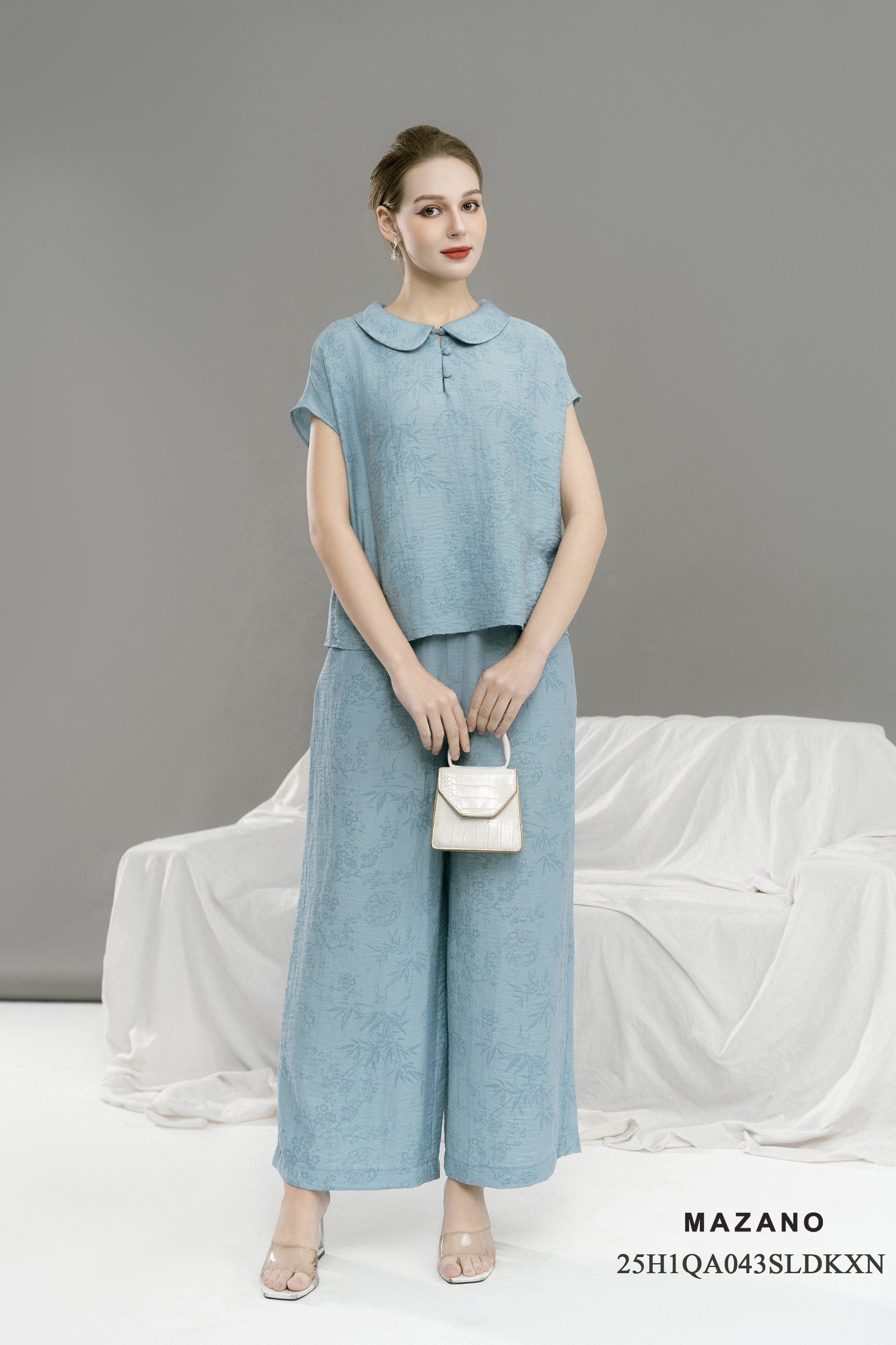 Bộ Quần và Áo suông Vải linen lụa Họa tiết Hoa chìm Xanh ngọc  Cổ có lá Tay ngăn Dài quần tới mắt cá chân