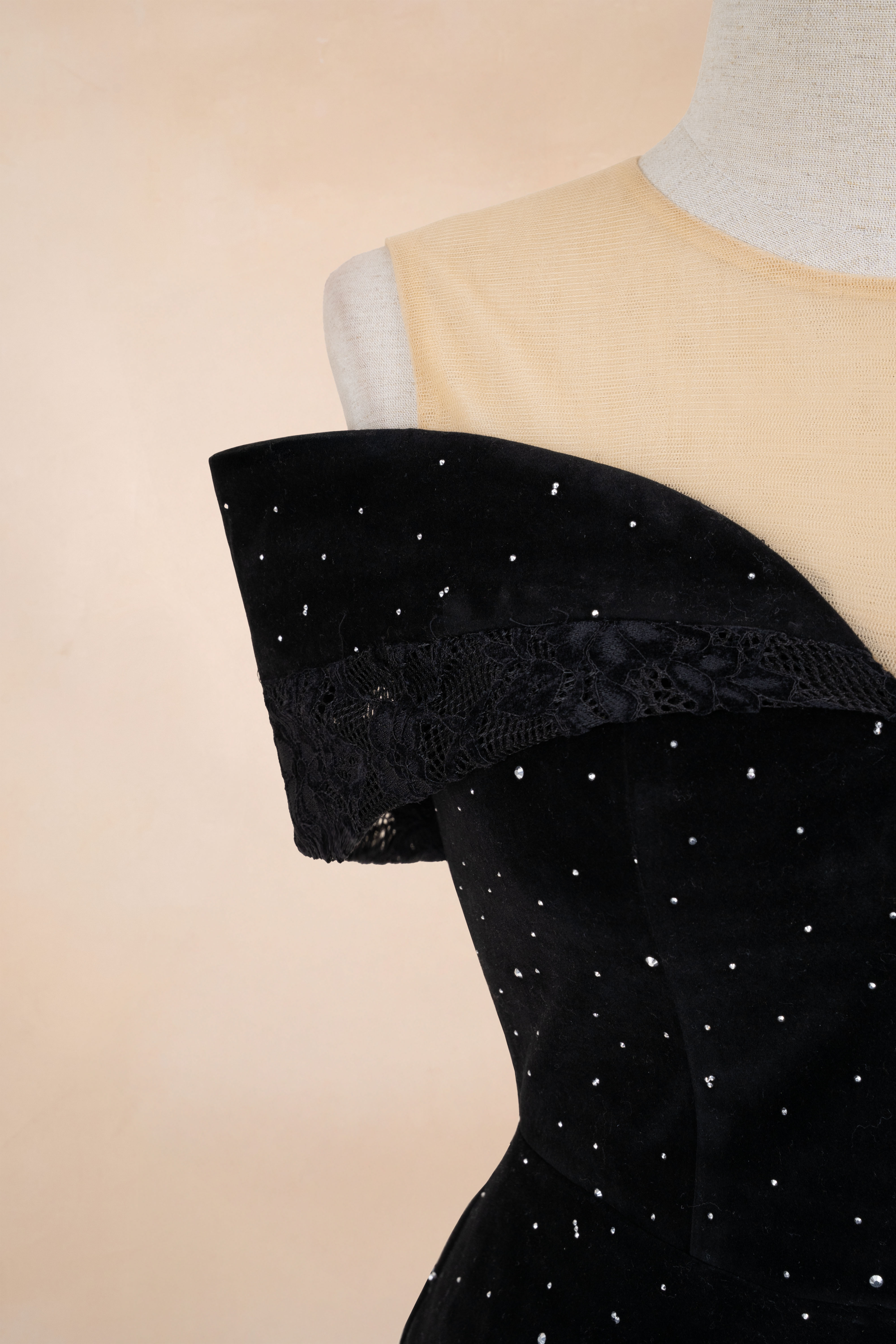 Đầm Nhung Bút Chì Nhũ Trễ Vai_thumbnail_3