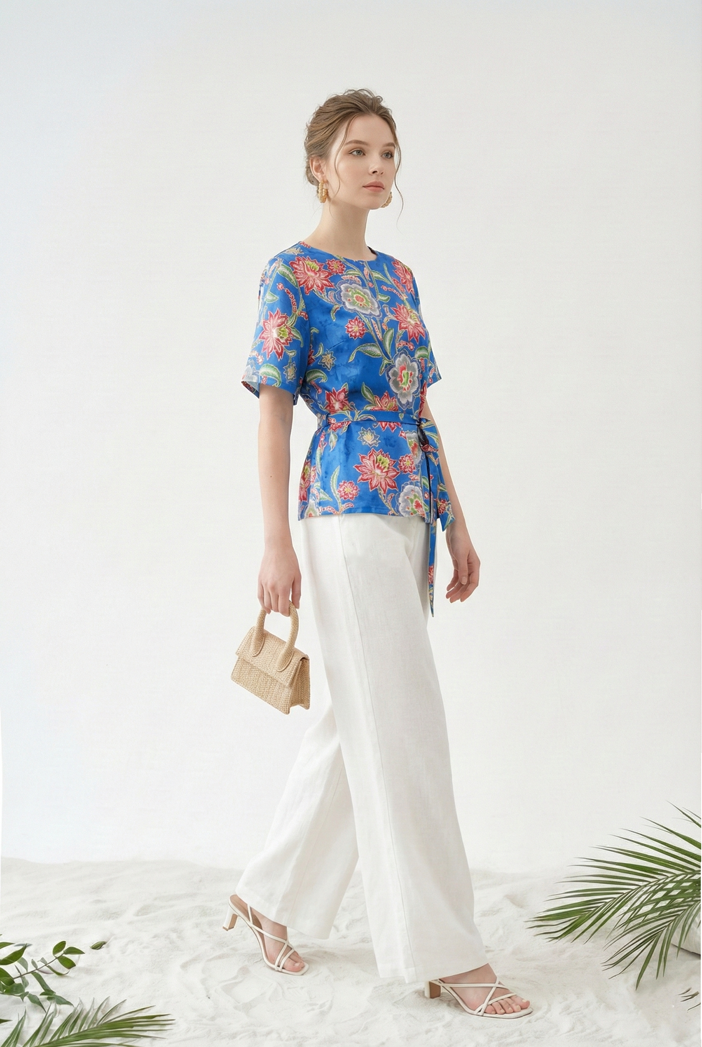 Áo top thắt đai vải lụa xanh in họa tiết cách điệu cố tròn tay ngắn thiết kế MAZANO