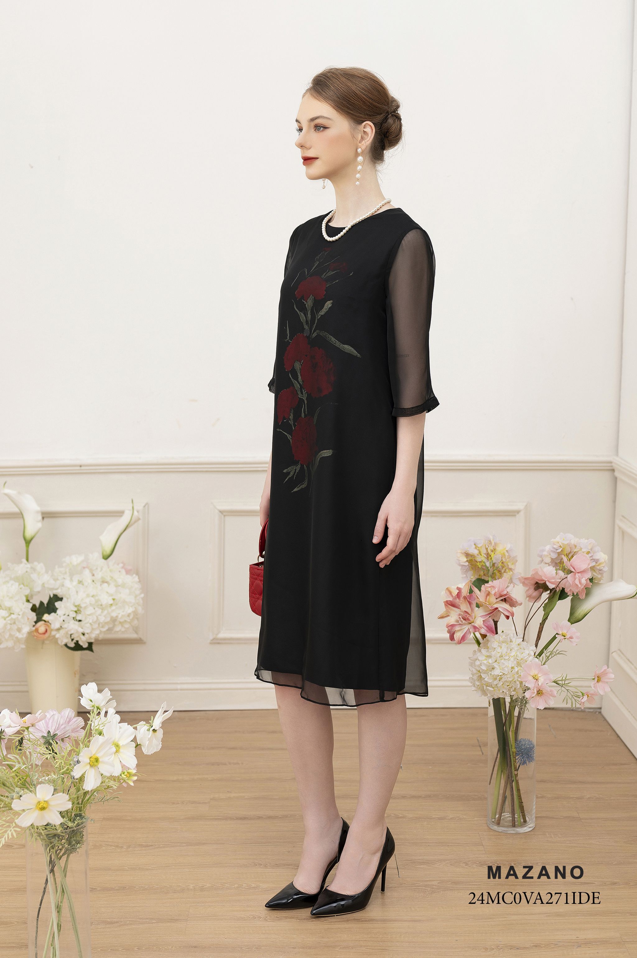 Váy Đầm suông Vải Voan tơ phủ trên vải lụa Họa tiết Hoa cẩm chướng cách điệu Cổ tròn vừa tay lỡ Dài qua gối 24MC0VA271IDE