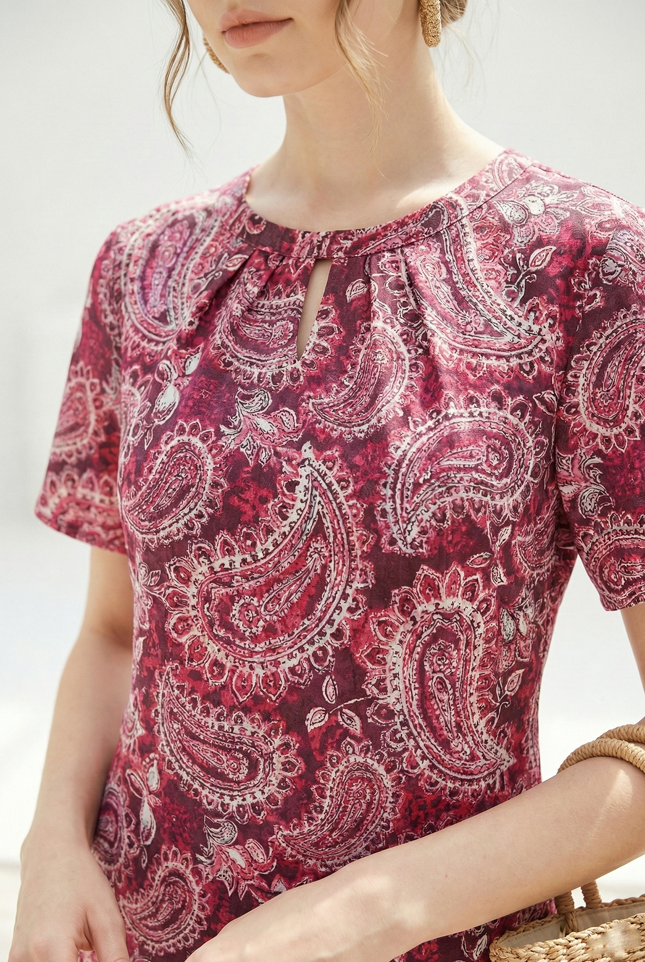 Đầm vải thô lụa đỏ hồng in họa tiết cách điệu dáng suông cổ tròn tay ngắn thiết kế MAZANO_thumbnail_4